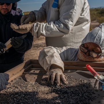 «Sandkornene» er alt som er igjen av ofrene. Karla Quintana har fått ansvaret for å grave frem Mexicos mørkeste hemmeligheter.