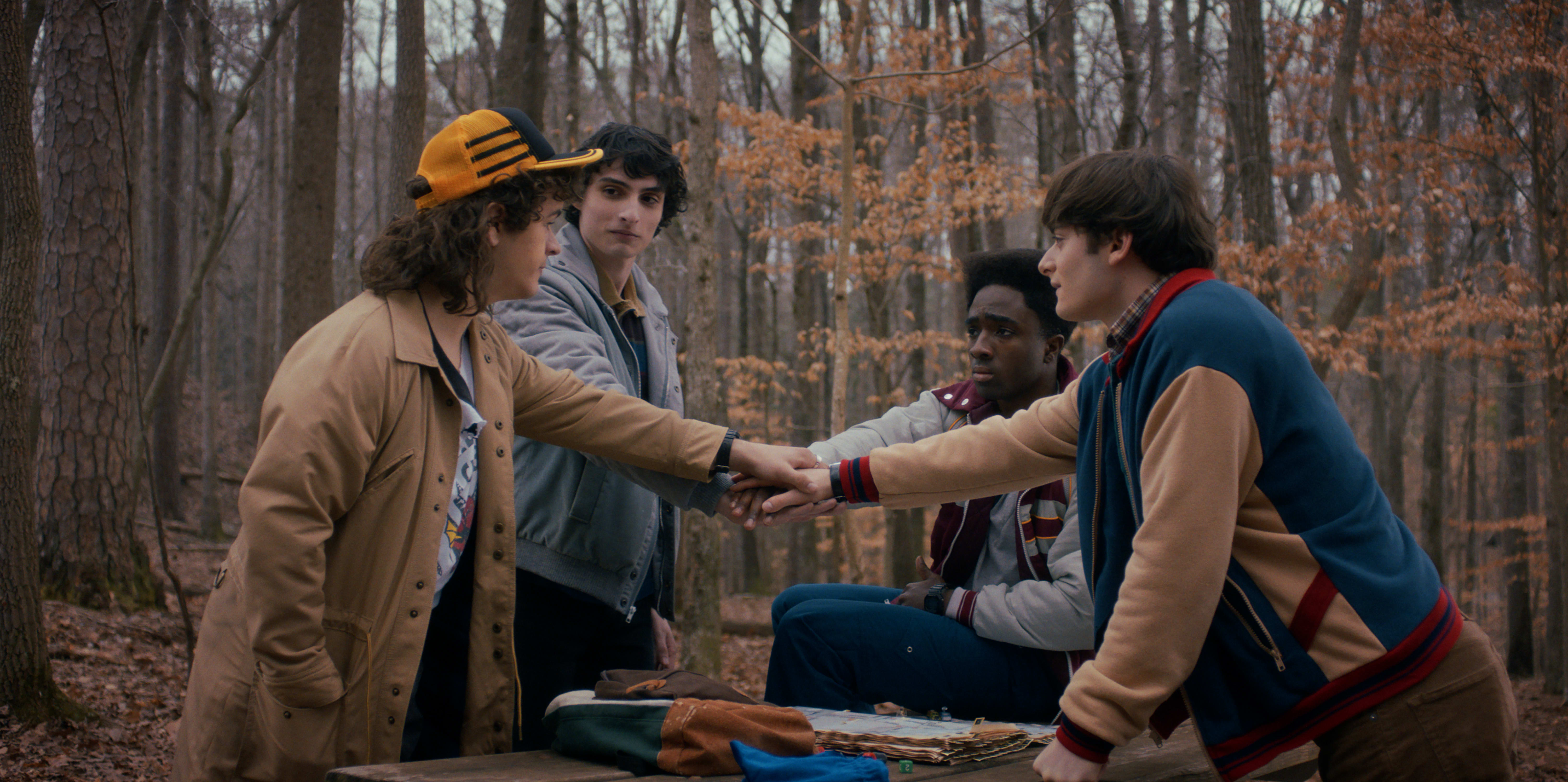 Gaten Matarazzo, Finn Wolfhard, Caleb McLaughlin og Noah Schnapp som bestevennene som skal redde Hawkins fra monsteret Vecna. 