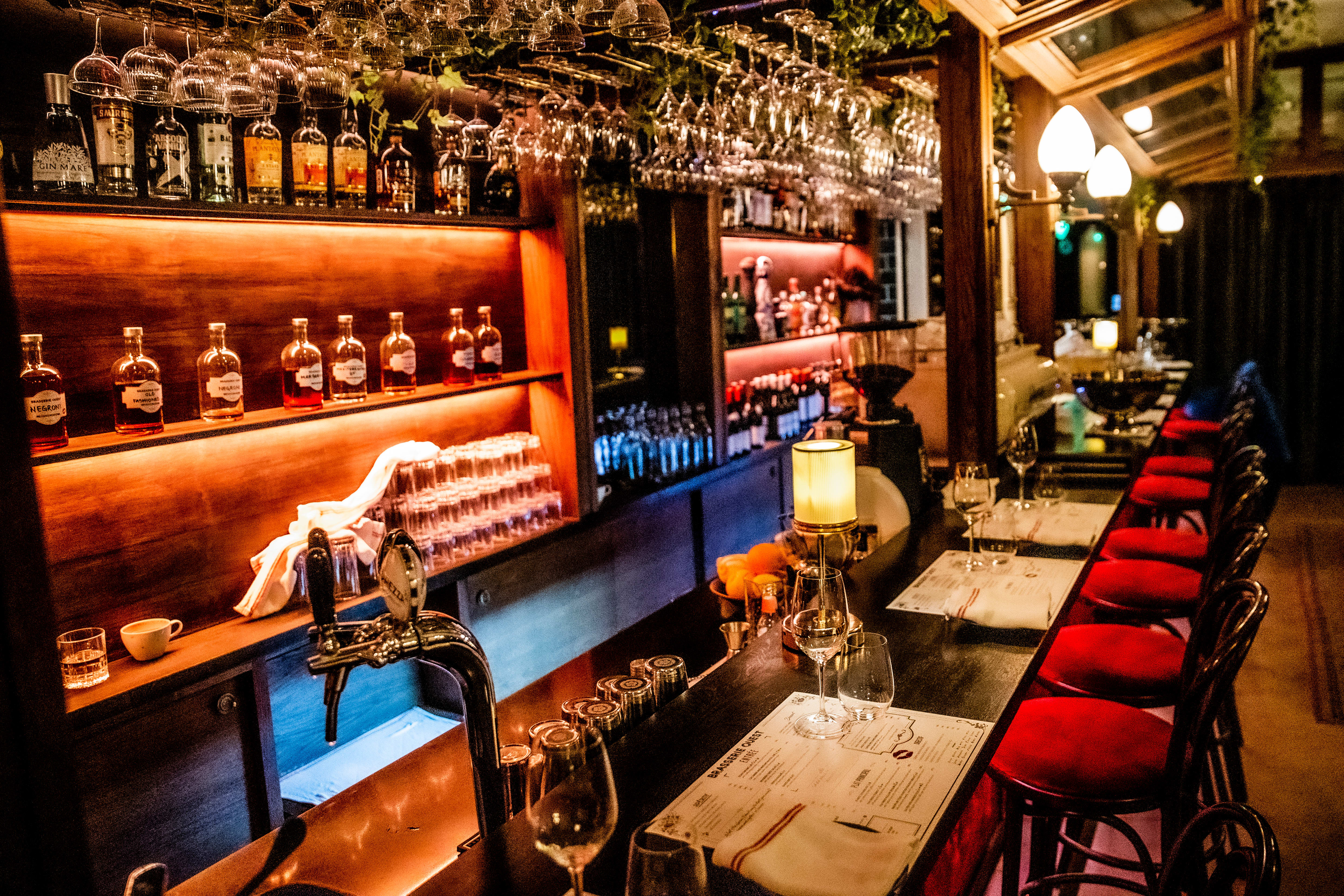 Ta et glass eller en rett i baren. 