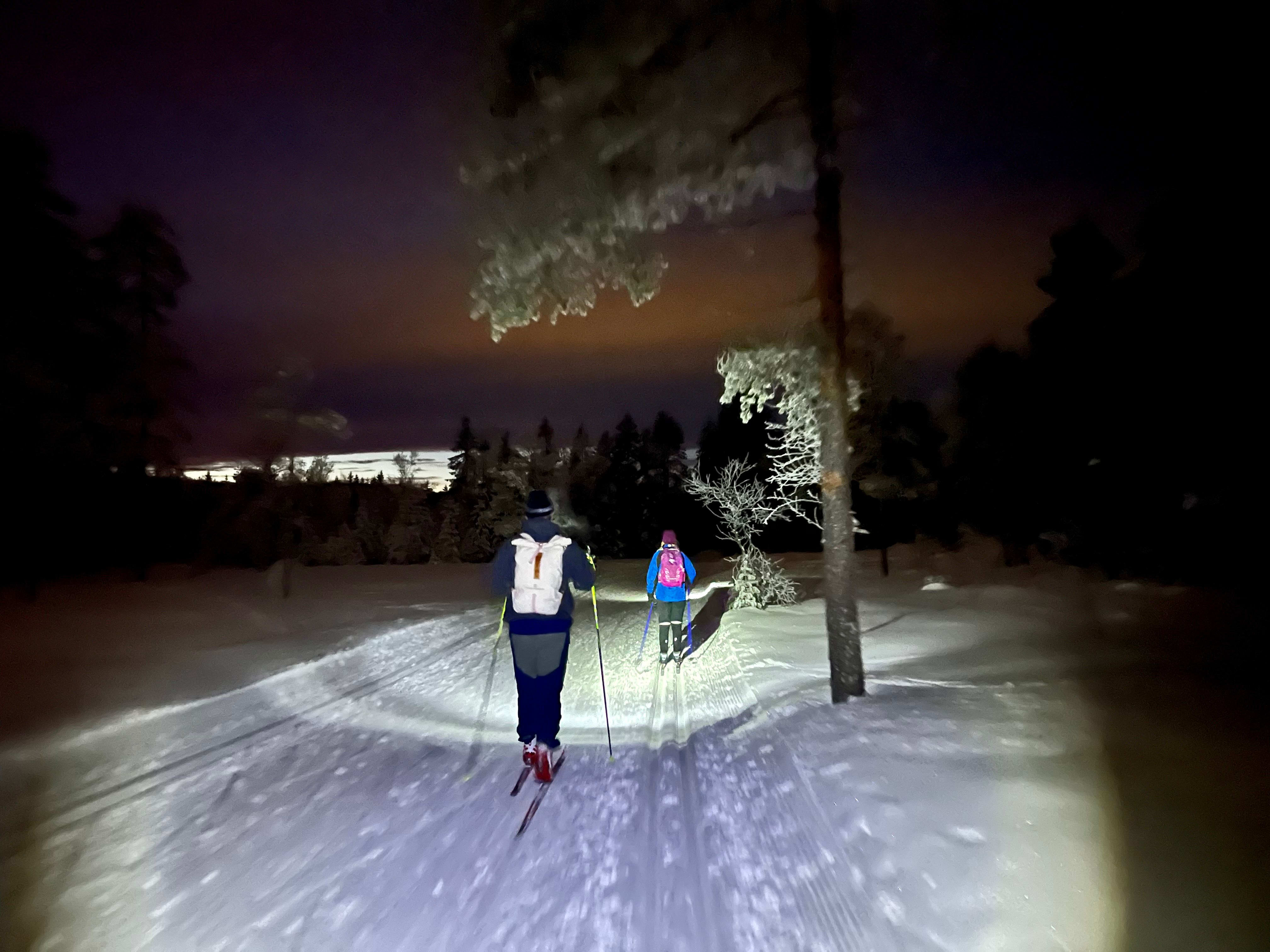 Den én mil lange hjemturen i mørket går lett som en plett med rødvin, pizza og boller i magen. 