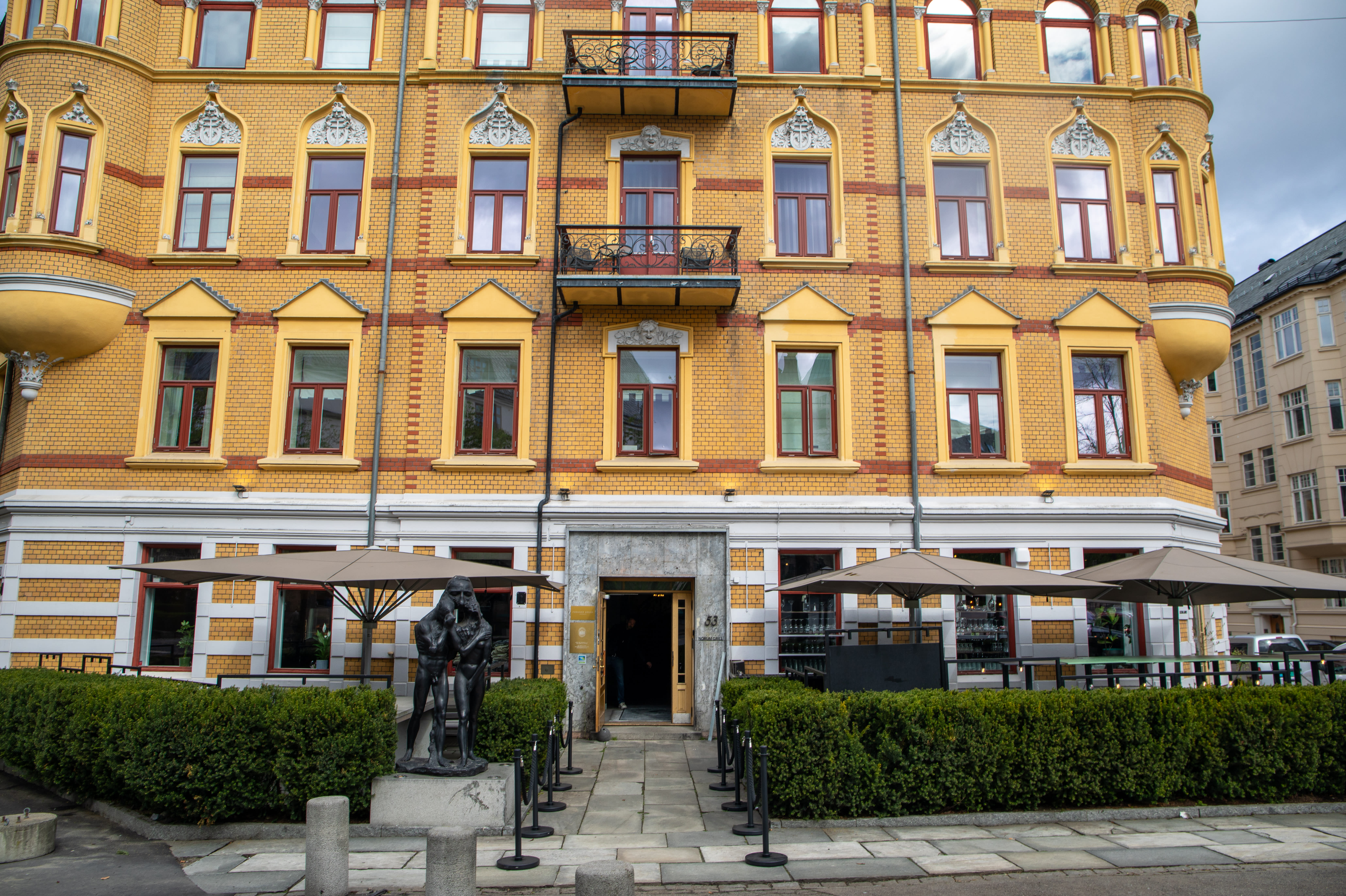 Her kan to velge mellom to forskjellige spisesteder: Campo de' Fiori Osteria til venstre og altså Norum Grill til høyre.