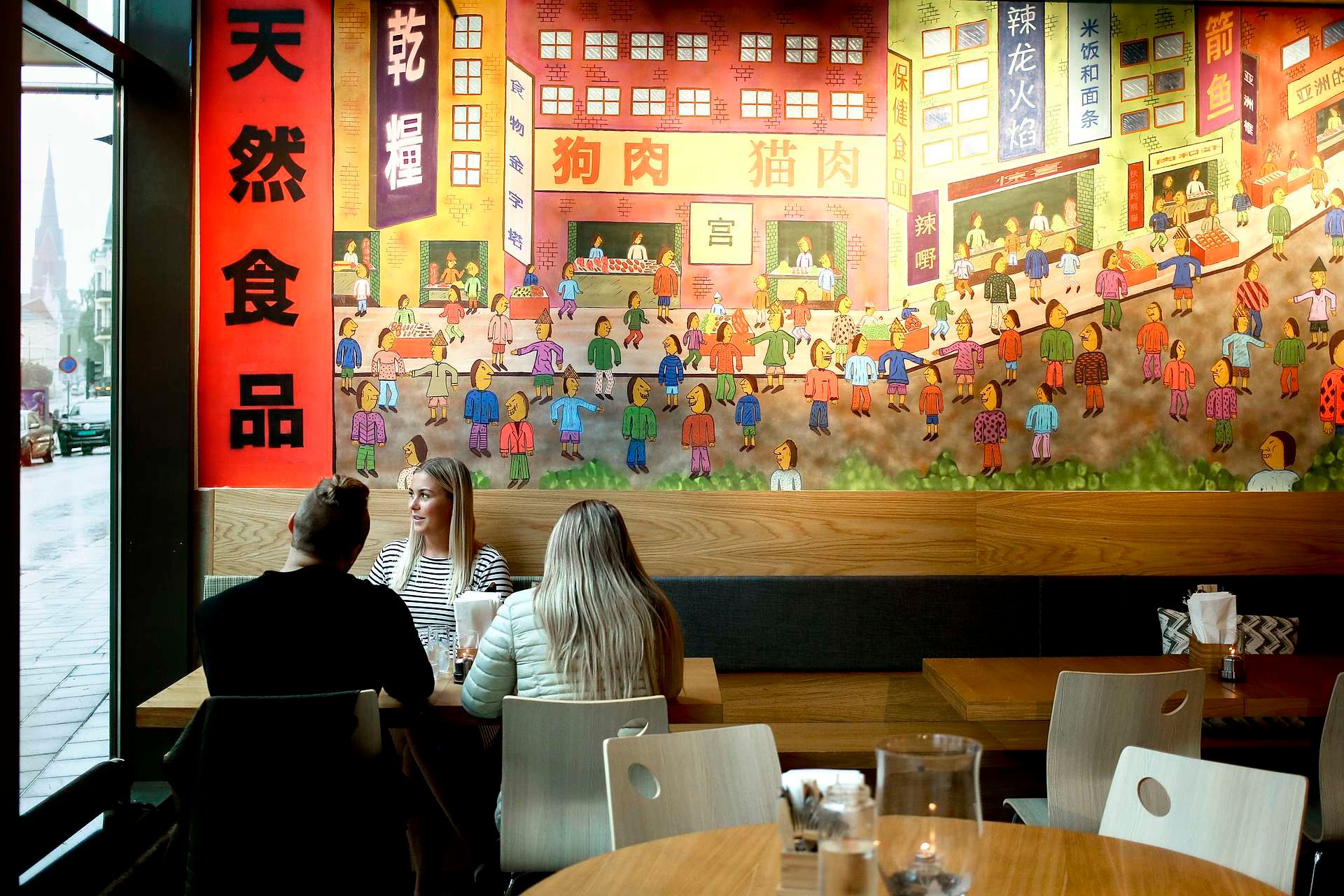 Det fineste med lokalet er det store bildet på den ene veggen. 