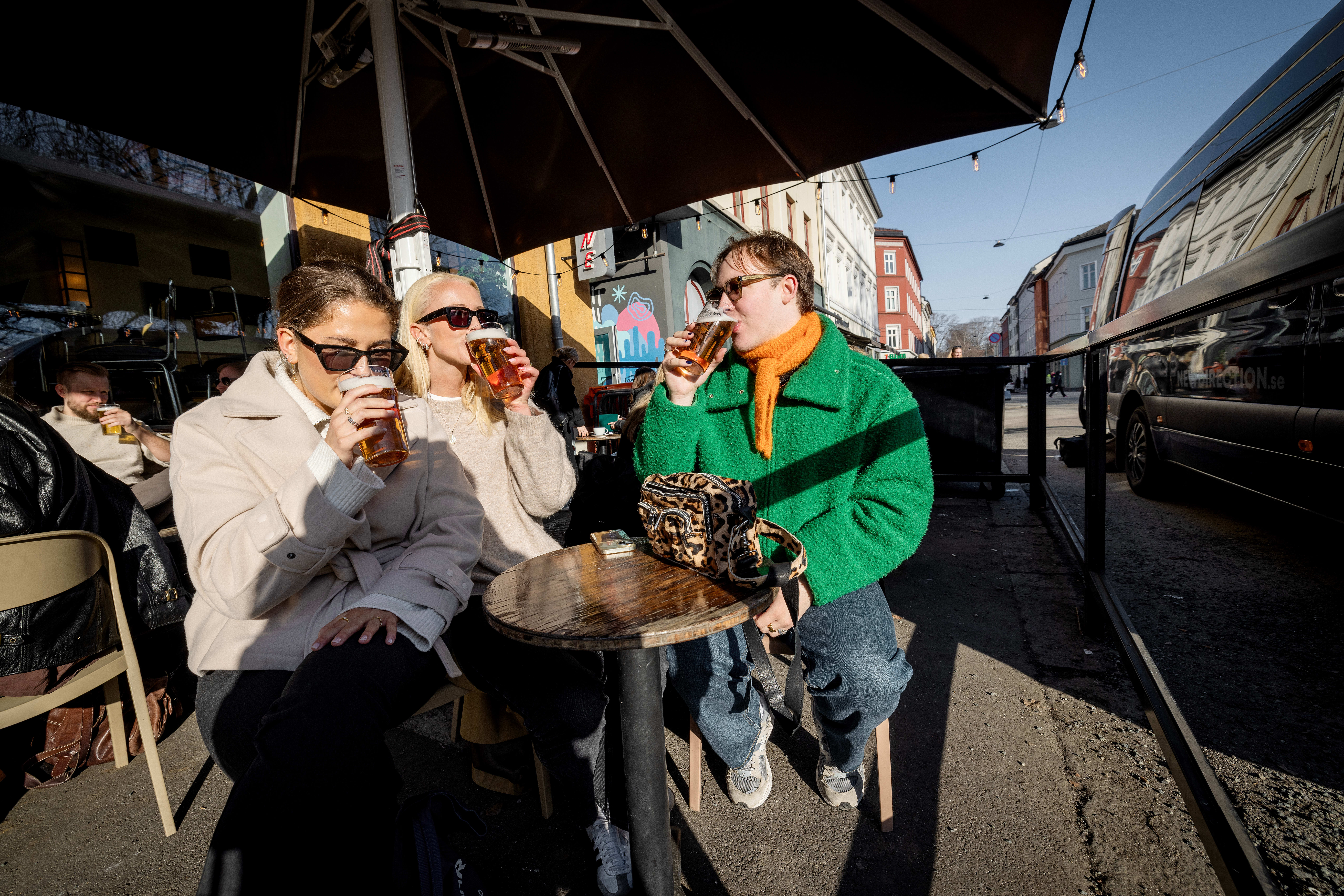 Veldig tidlig helg? Pilsere er observert utenfor Parkteatret en tidlig torsdag formiddag. 
