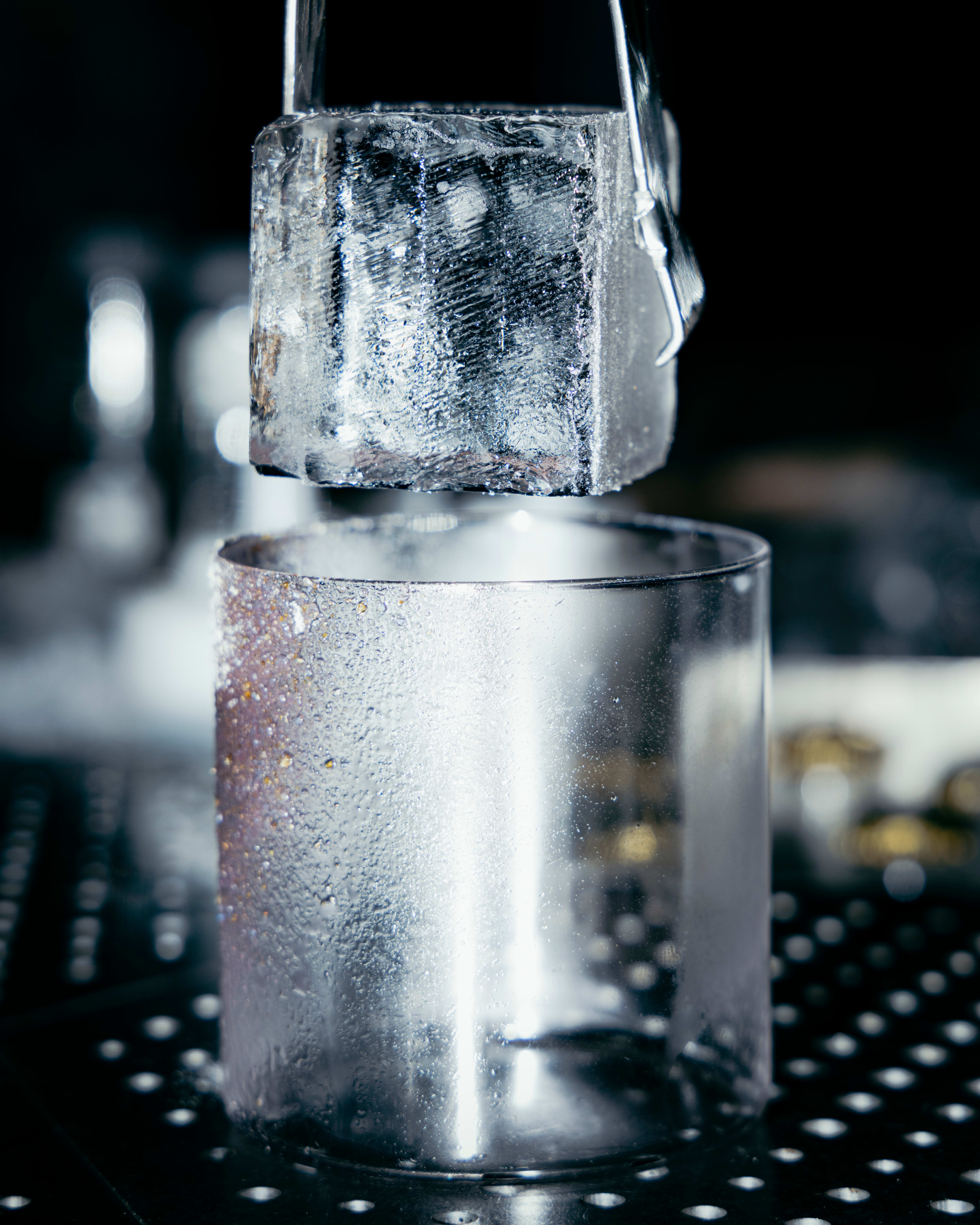 Er denne isbiten «for stor»? Noen kunder kan reagere på det, og mener de får lite drikke for pengene. 