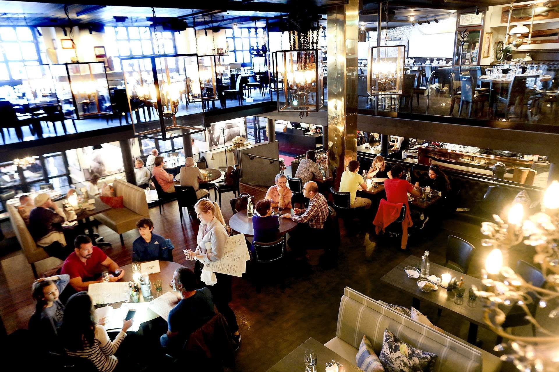 Louise har plass til mange gjester og strekker seg over flere plan. I helgene skifter restauranten over til å bli nattklubb etter klokken 22.