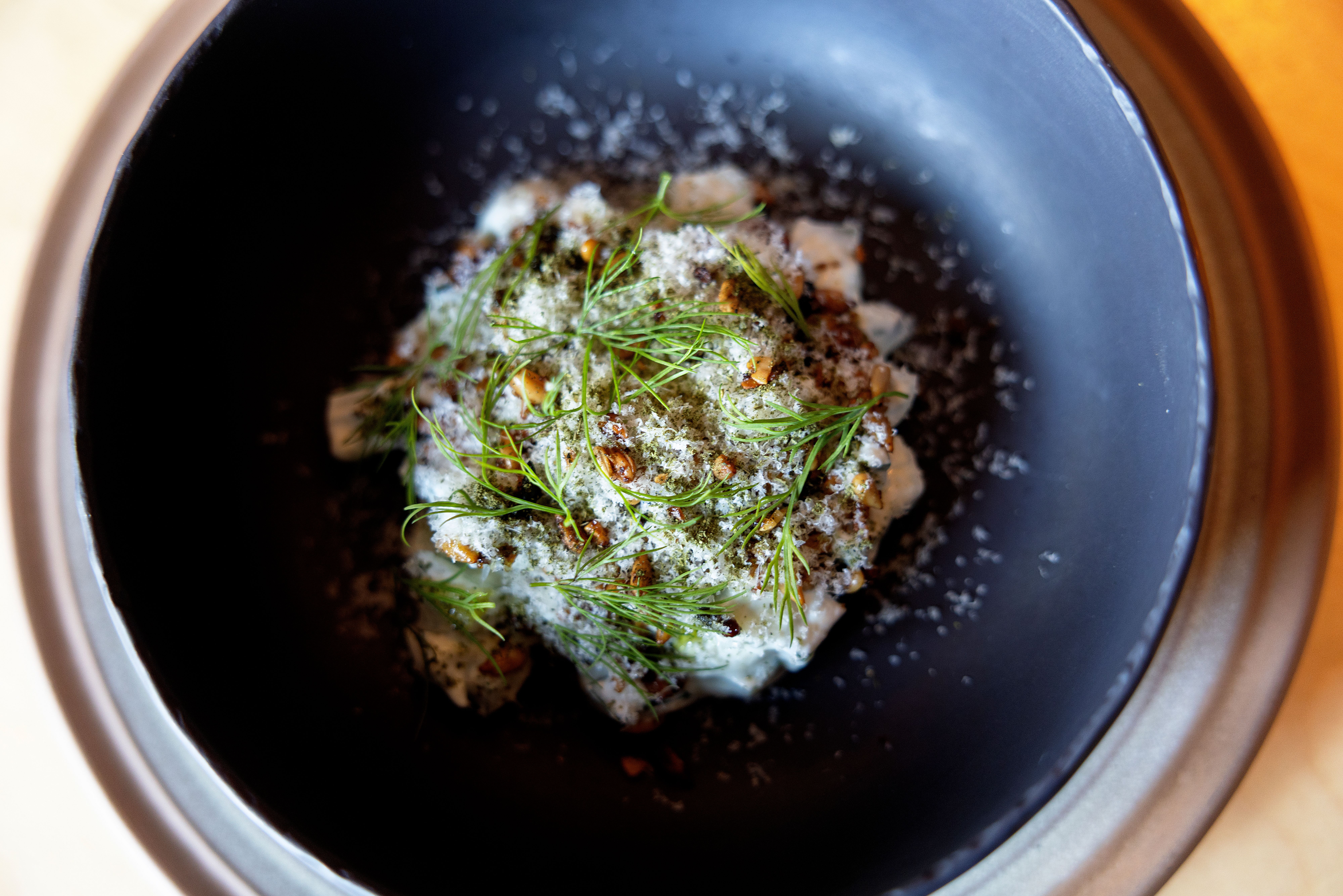 Agurk med yoghurt, geitost og dill