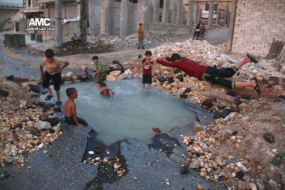 Aleppo: Mellom bomber og kuleregn bader barna i sølepytter og folk selger isbiter på gaten