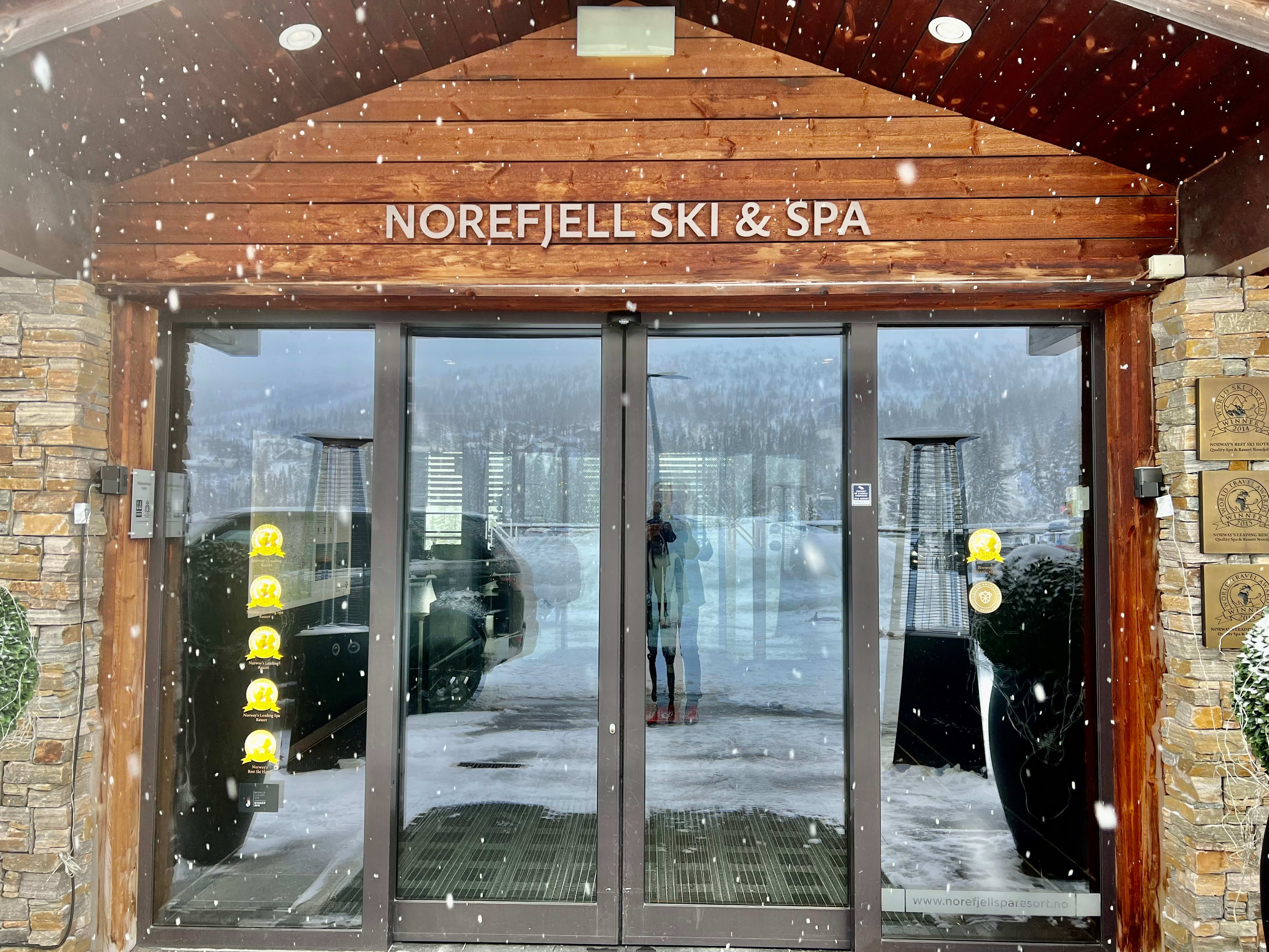 Inngangen til hotellet. 