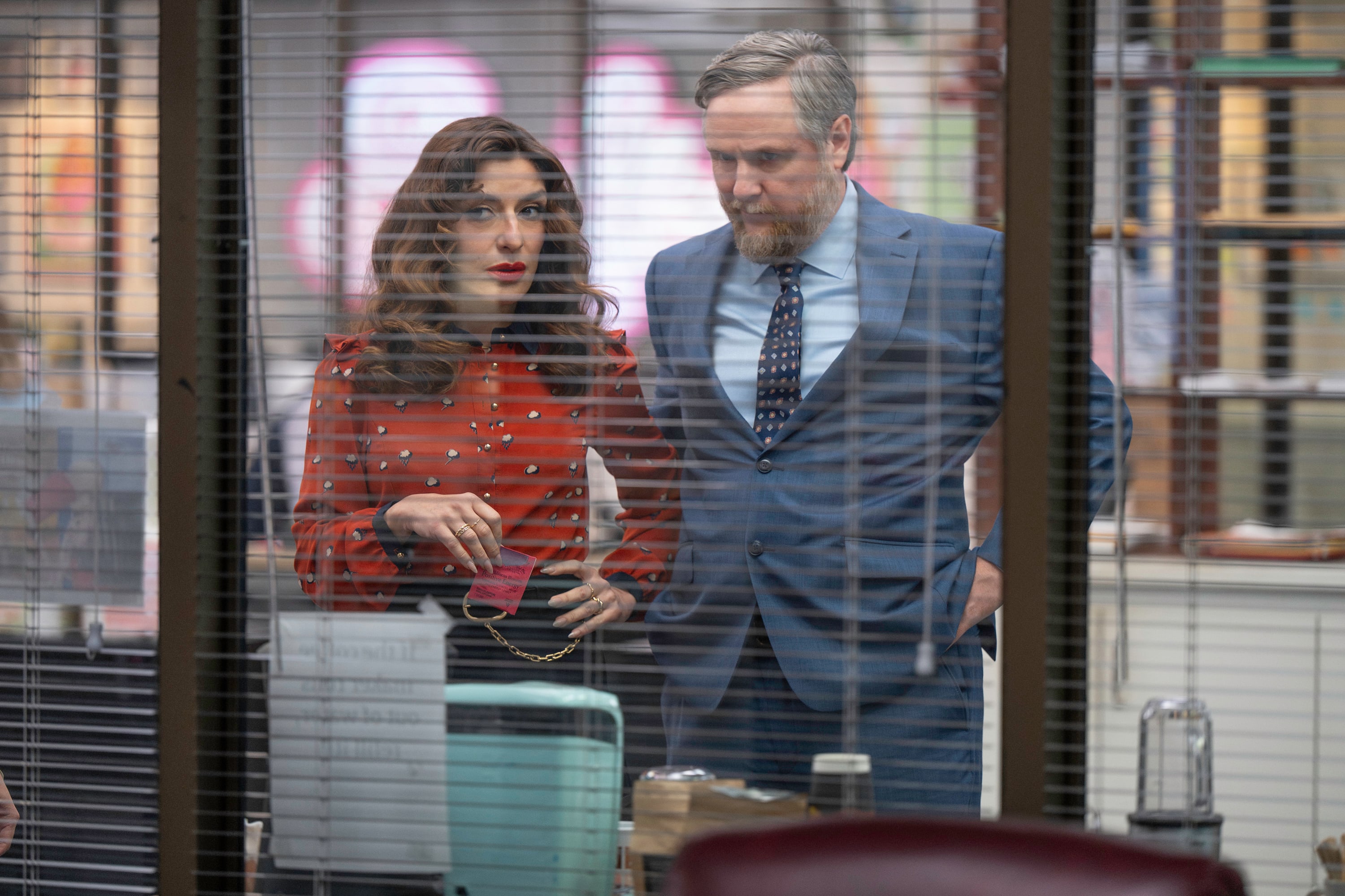  Online-ekspert Esmeralda (Sabrina Impacciatore) og HR-sjef Ken (Tim Key) planlegger maktovertagelse. 