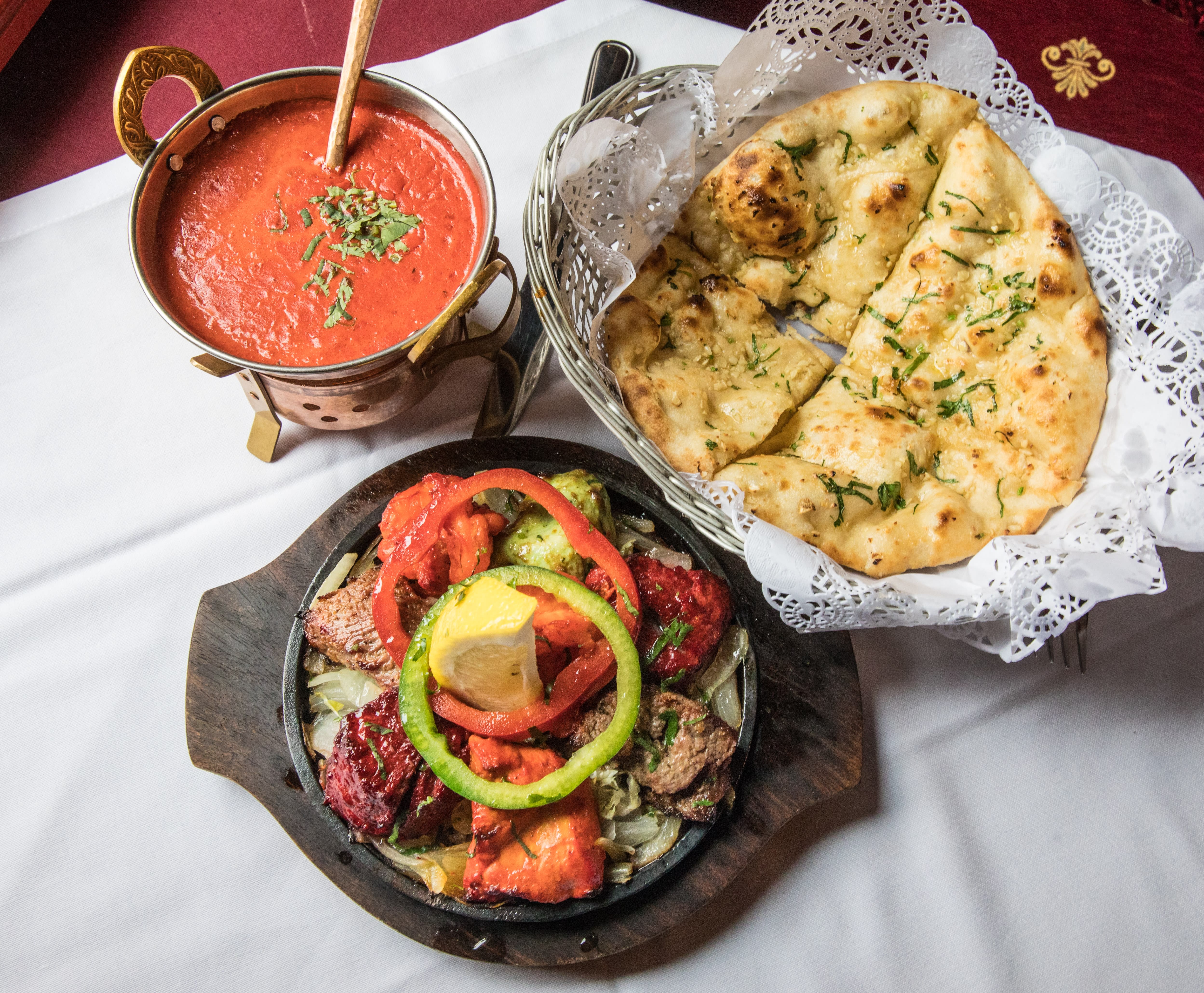 Mix grill består av lam, kylling, biff og kongereker.