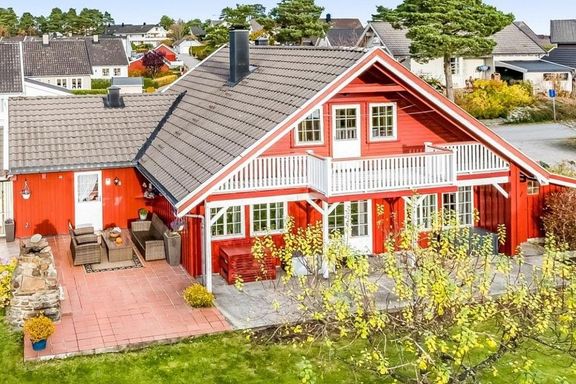 Få ville kjøpe det røde huset. Da fant megleren frem Photoshop.