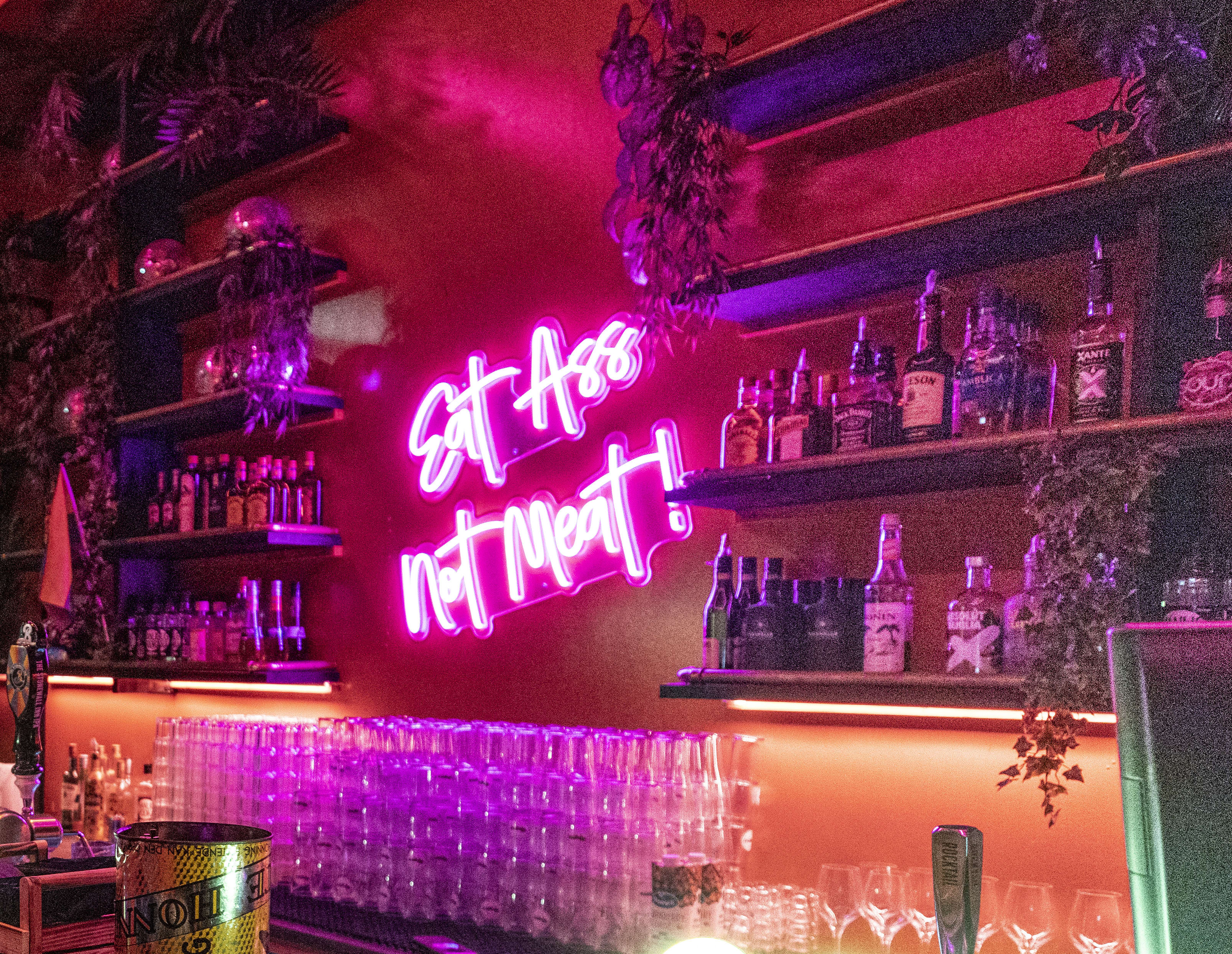 Passende nok i en sak om kjøttkjellere er dette skiltet på Elsker.