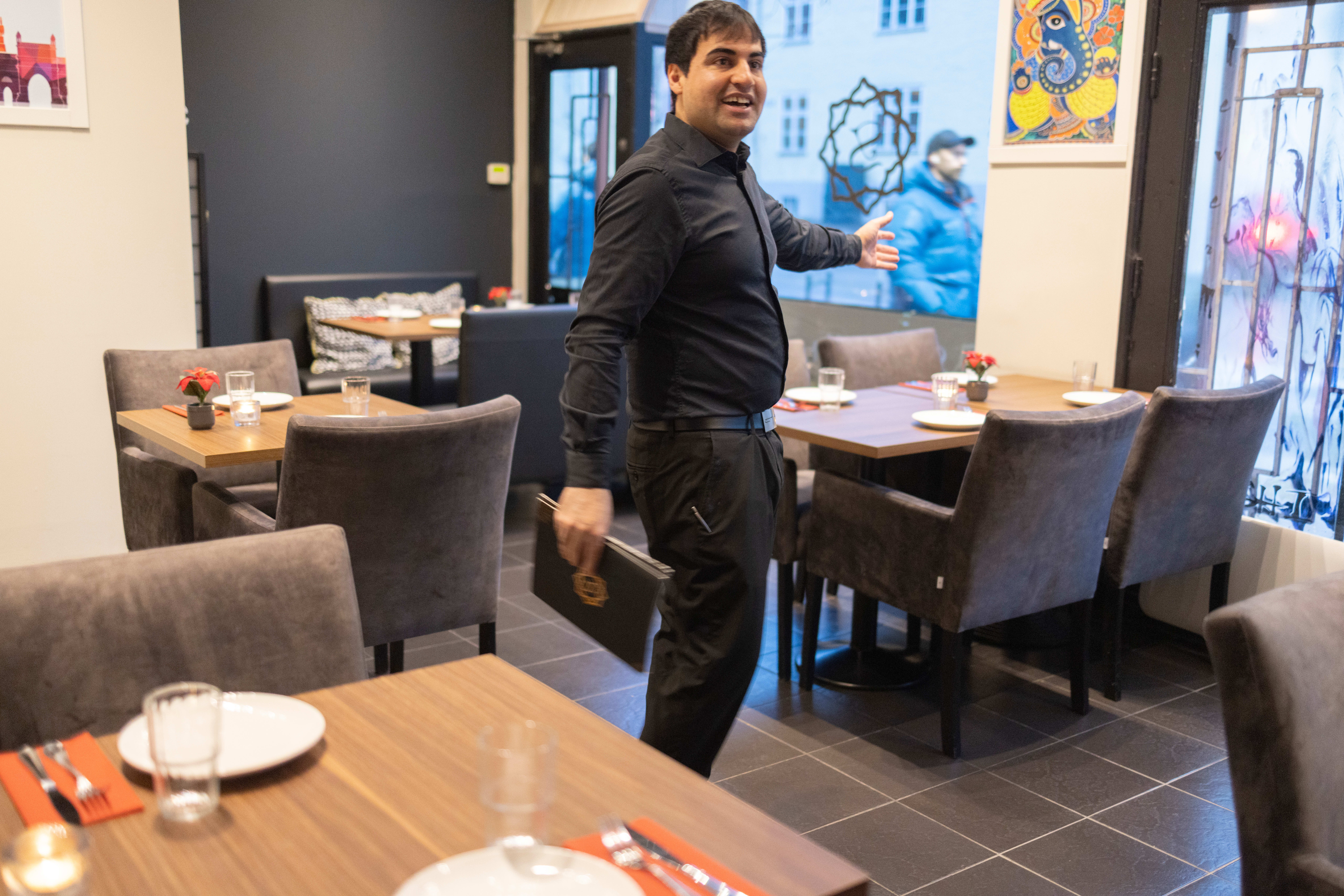 Man blir glad av glade folk. Innredningen er enkel, men hyggelig.