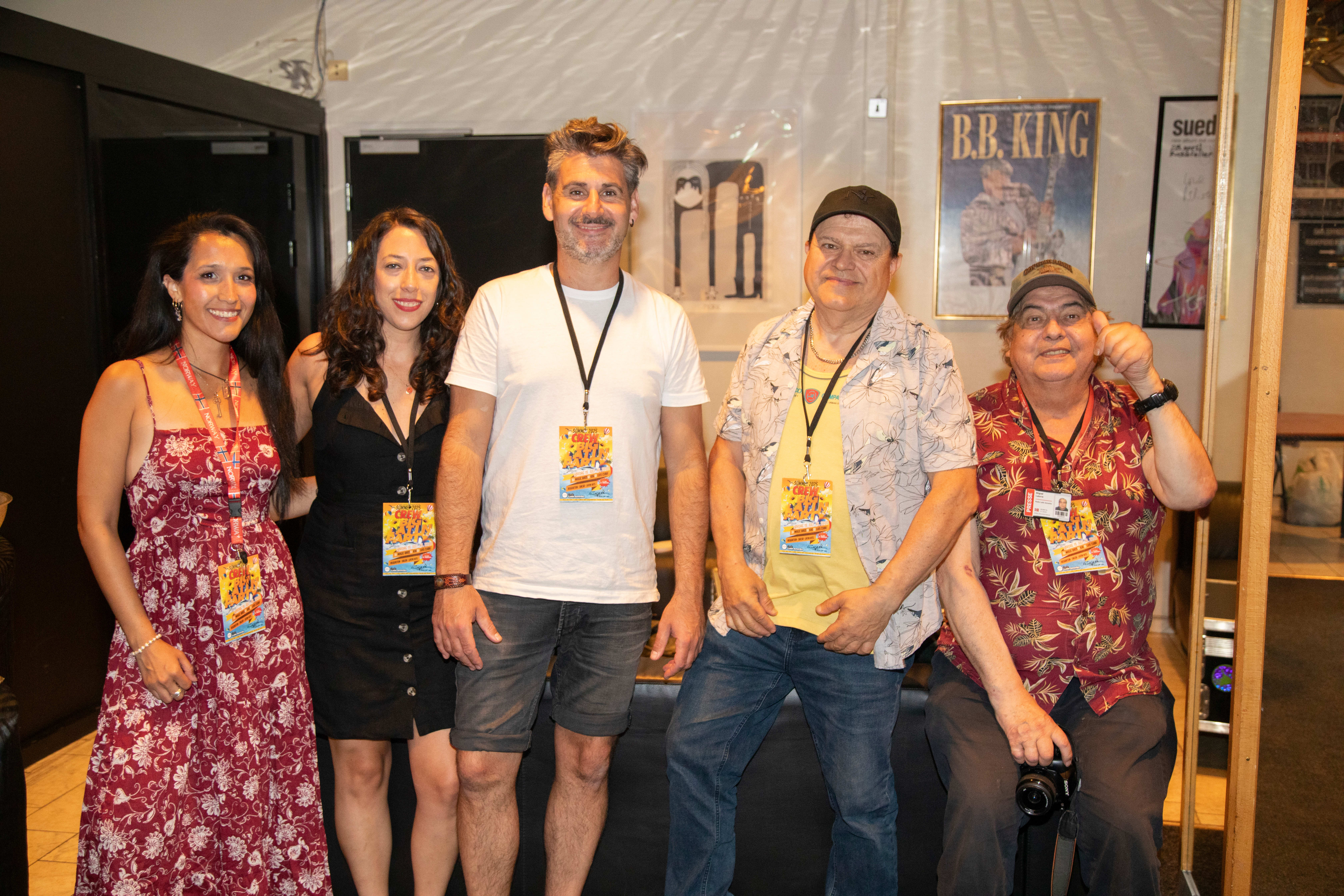 Backstage på Rockefeller rigges det klart før dørene til Big Latin Party åpner. Fernanda Martinez Jasso (ytterst til venstre) står sammen med kveldens crew.
