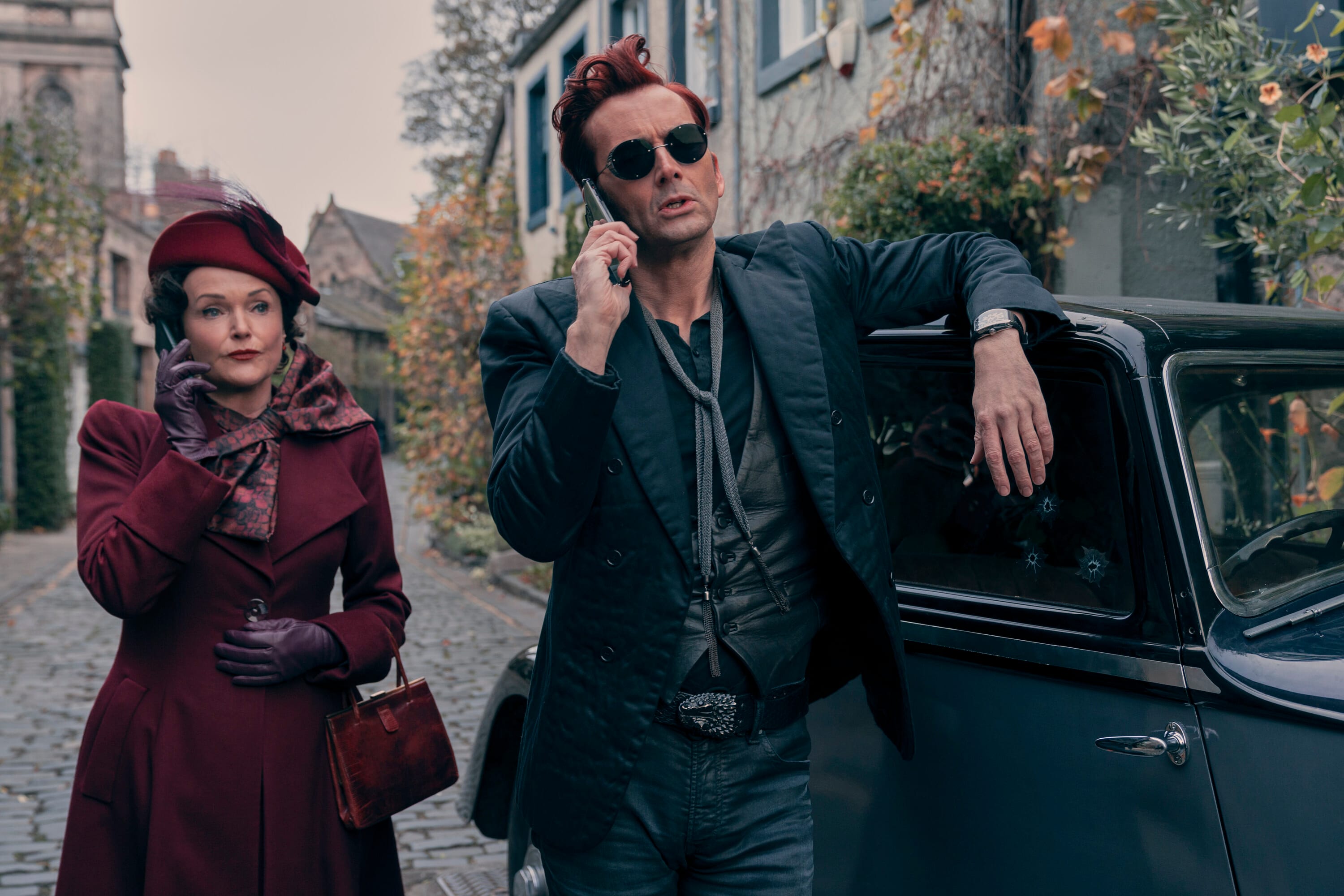 Demonen Shax (Miranda Richardson) er ikke overbevist om at Crowley (David Tennant) gjør en god nok jobb i de ondes tjeneste.