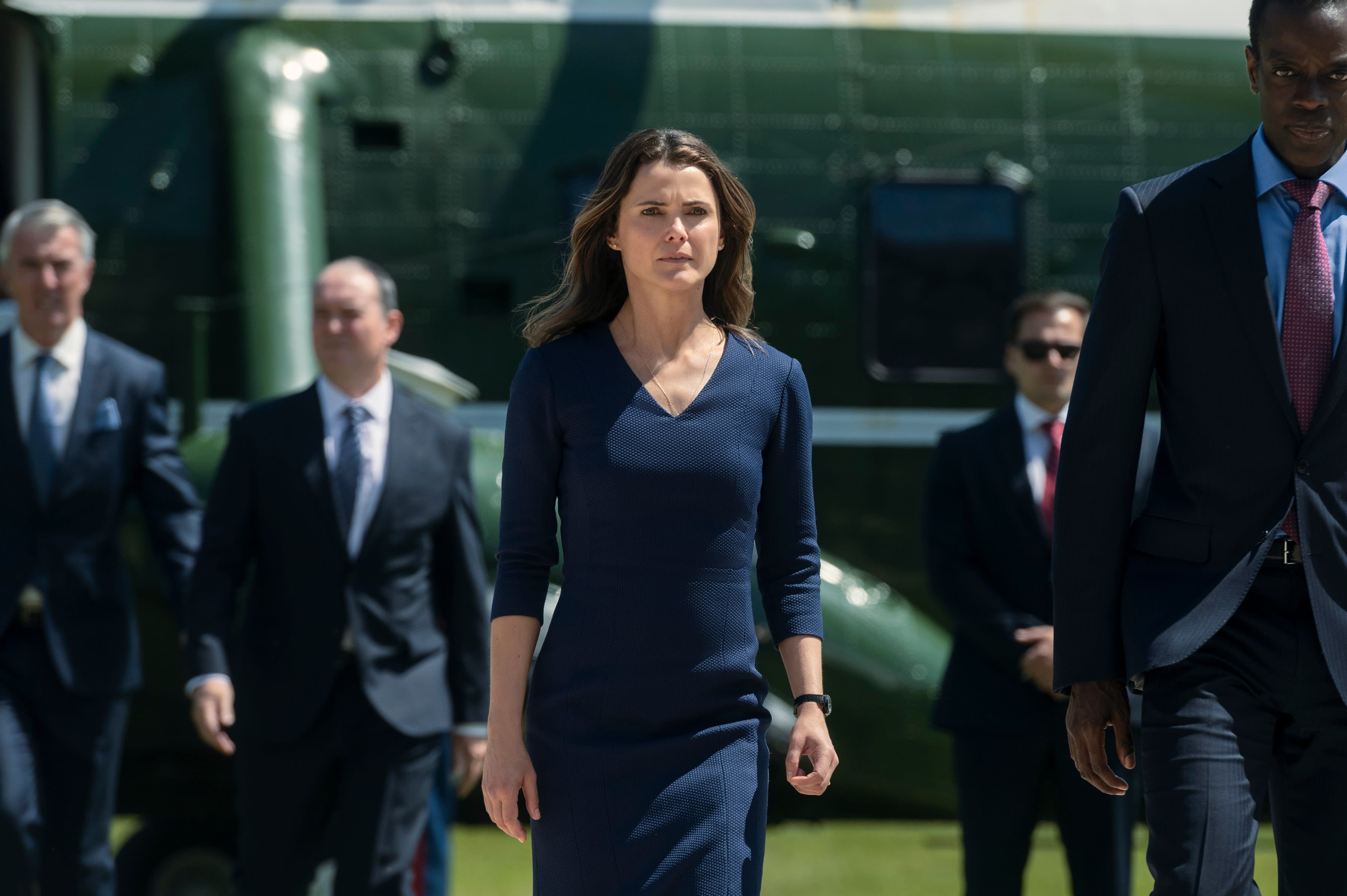 Keri Russell blir omdirigert fra Kabul til London. Den amerikanske presidenten trenger henne når England blir utsatt for et bombeangrep. Hun er «The Diplomat».