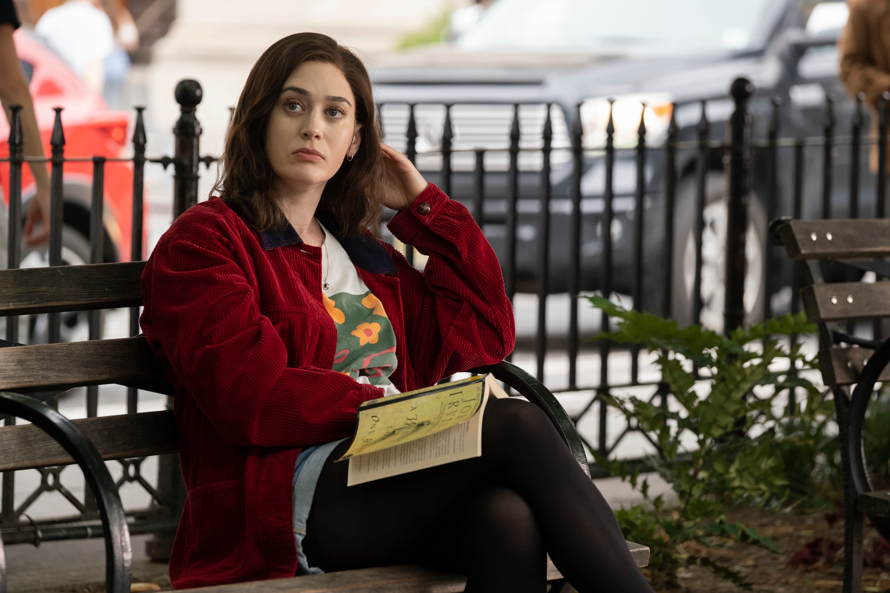 Lizzy Caplan spiller Tobys venninne Libby. Hun får en av de beste historiene i «Fleishman Is In Trouble». 