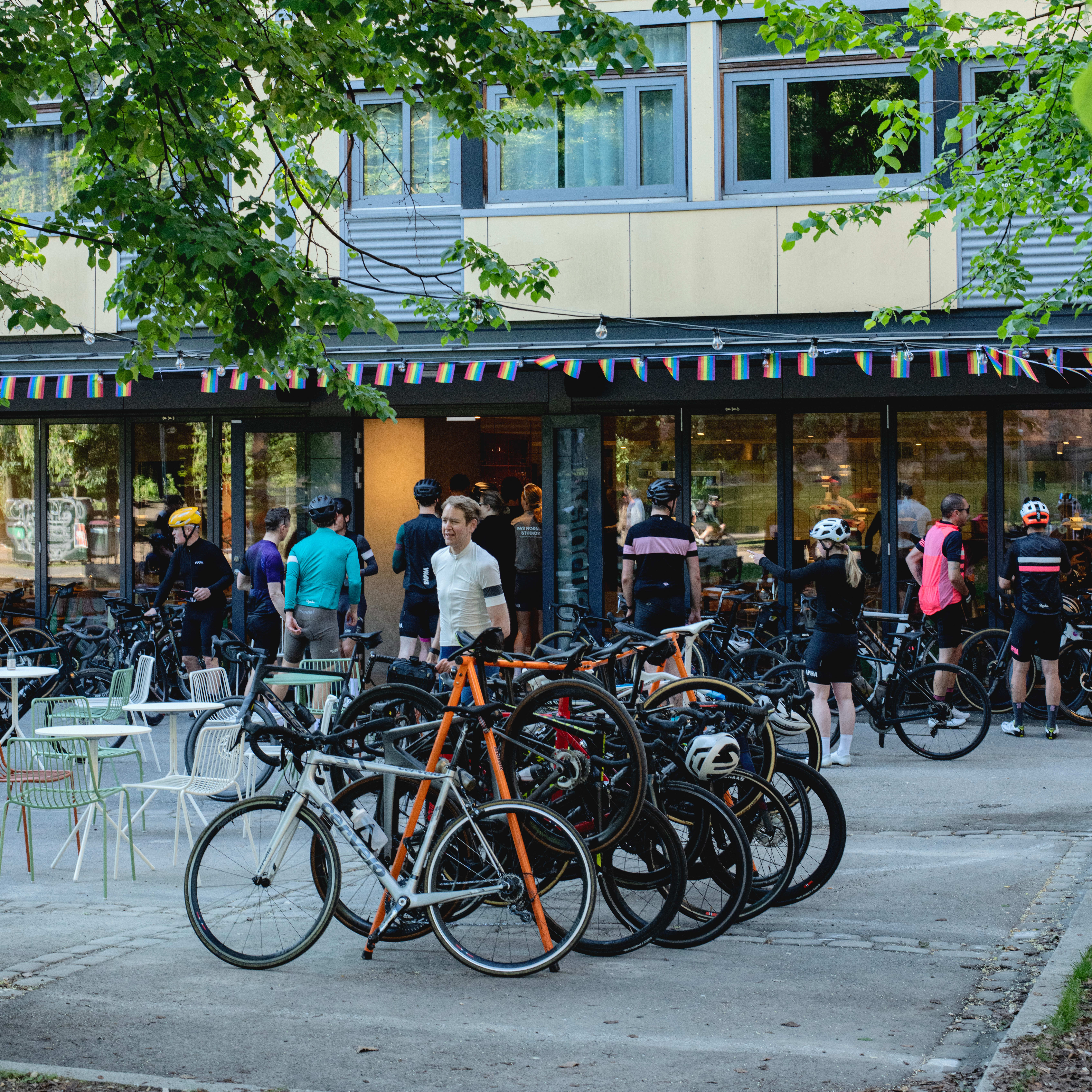 Dawn Patrol tar opp hele servering hos Vélochef: – Det er 30 intensive minutter, forteller Véochef-kokken. 