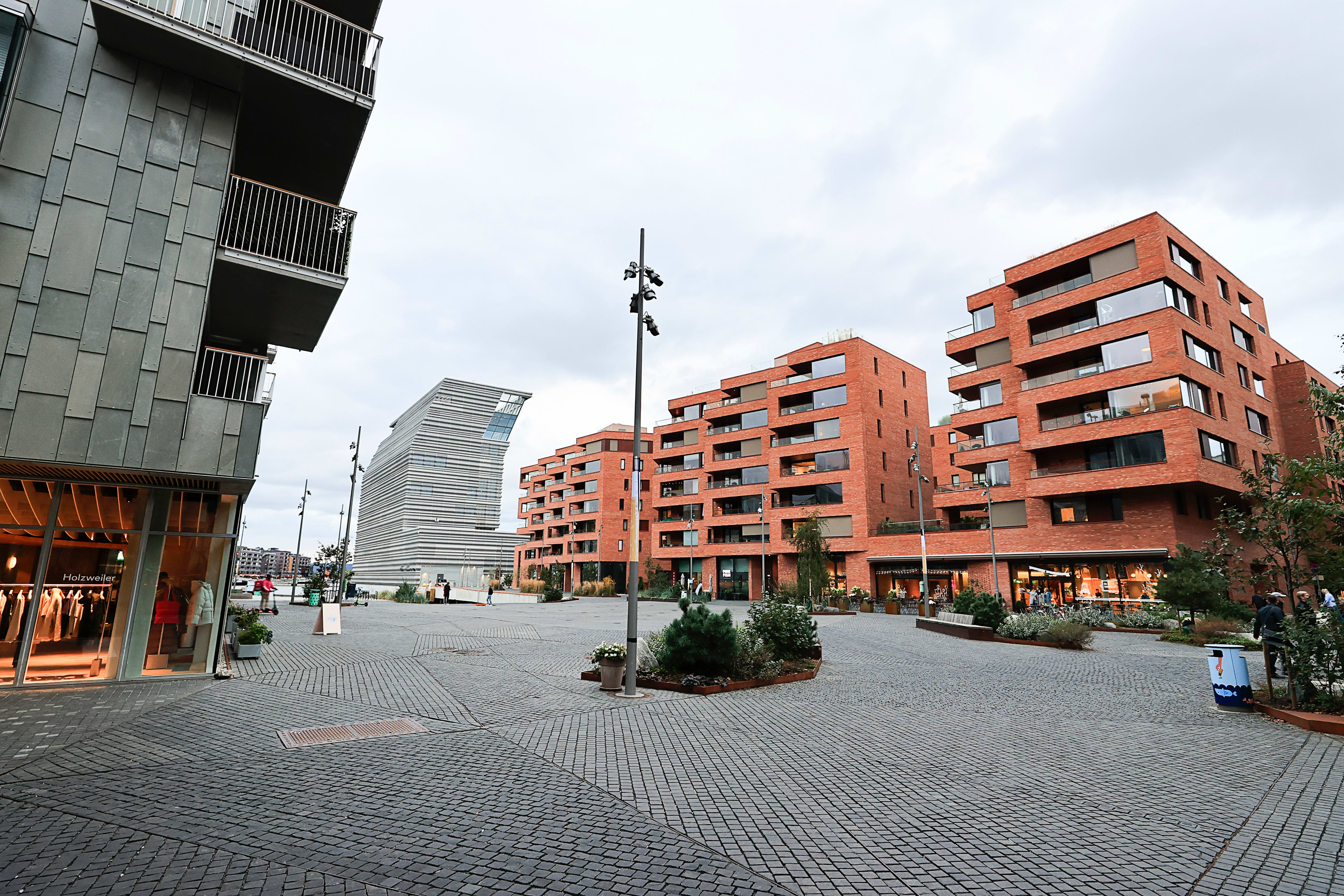 Operagata ligger i bygulvet i Bjørvika, også kalt Oslobukta. Oslobukta har de siste årene blitt beskrevet som et nytt satsingsområde.   