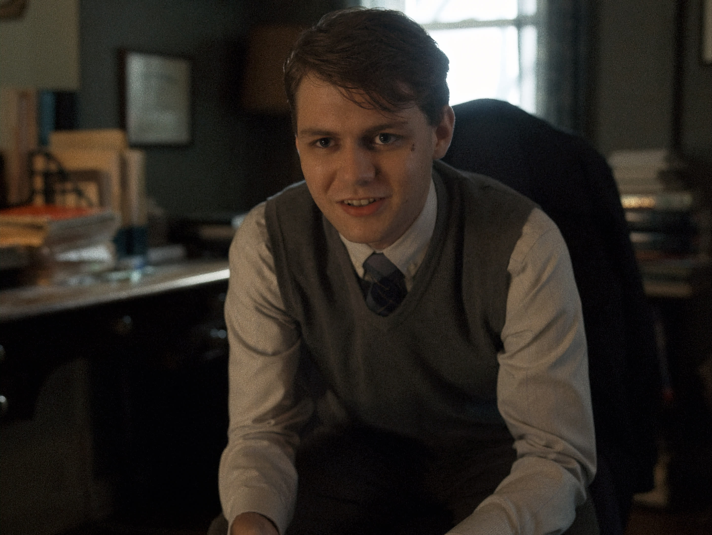 Thomas (Ty Simpkins) er medlem av en dommedagssekt. Han er fremstilt minst like klisjépreget som hovedpersonen.    