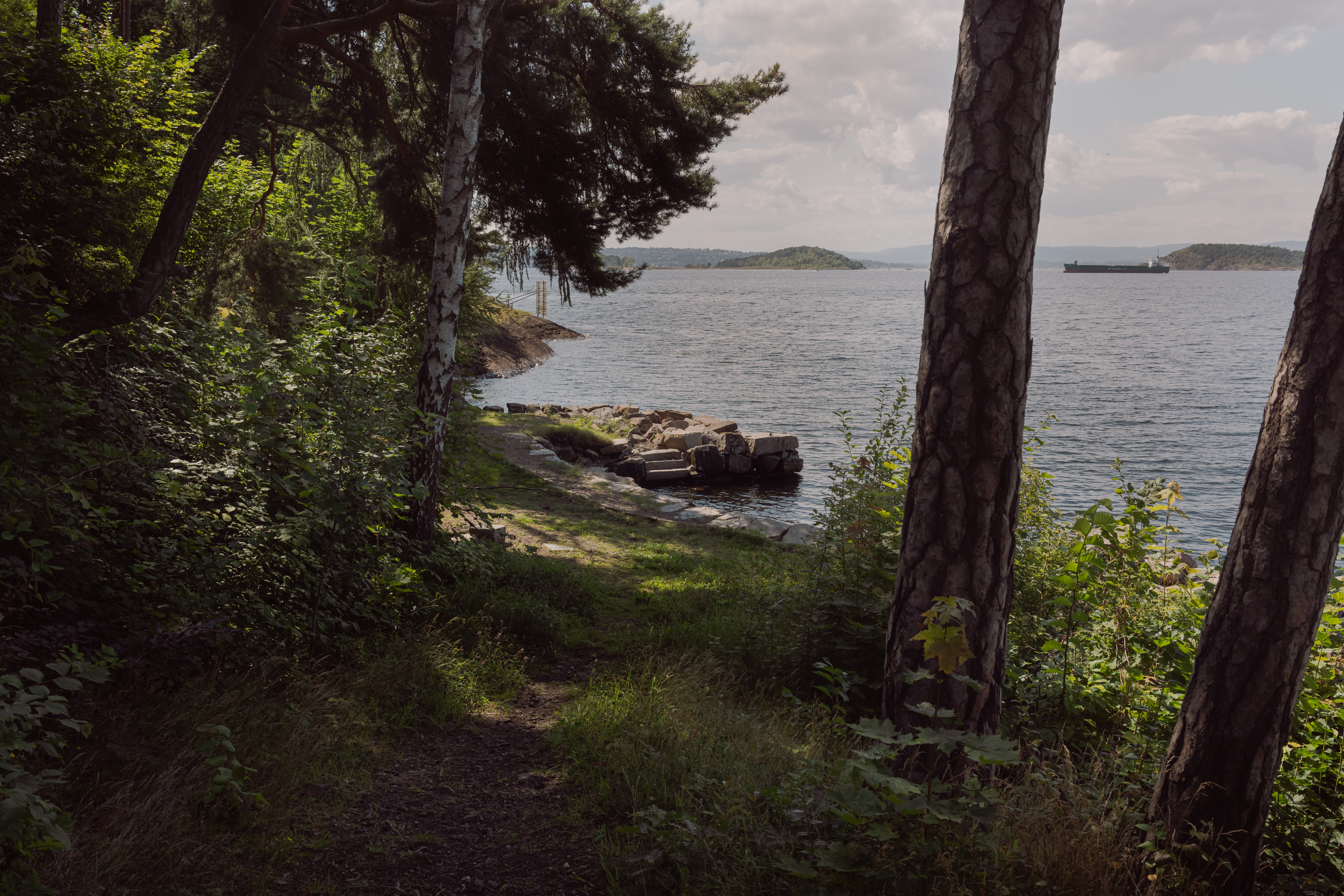 Vel fremme kan du både vasse, sprette eller bruke trappen ut i vannet.