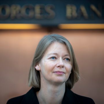 Norges Bank hever renten – og varsler ytterligere syv til