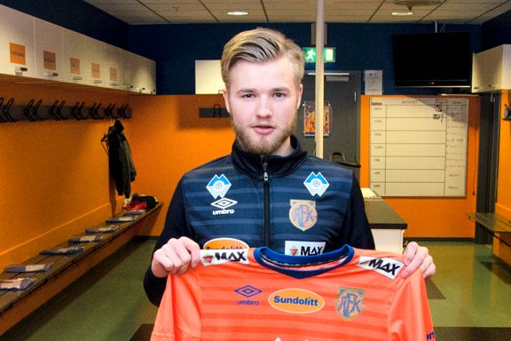 Emil Solnørdal (18) har fått proffkontrakt med AaFK – men spillerjakten fortsetter