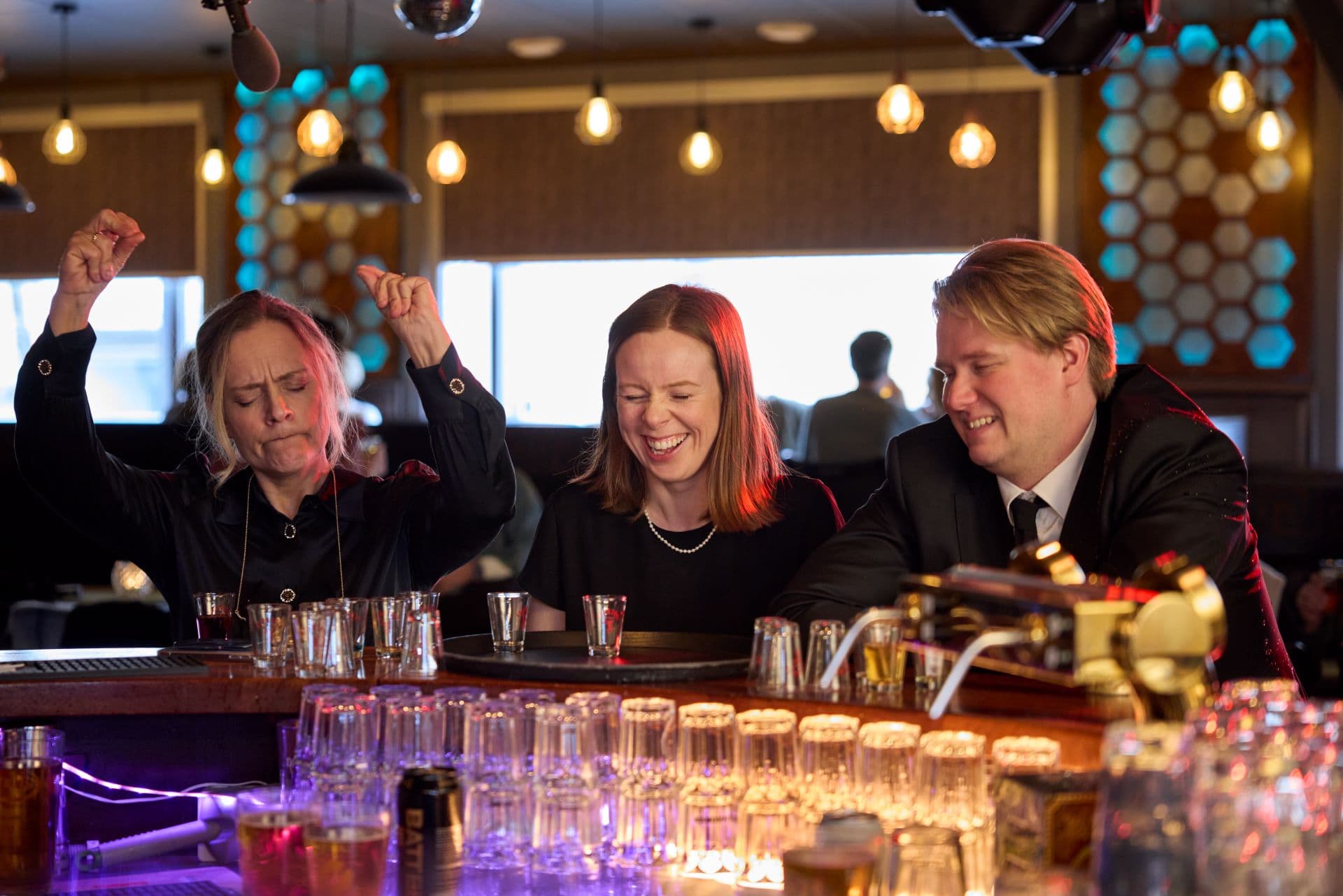Vilma (Kjersti Dalseide) på bar med kollega Sølvi (Henriette Steenstrup) og obduksjonstekniker Robert (Ole Christoffer Ertvåg). 
