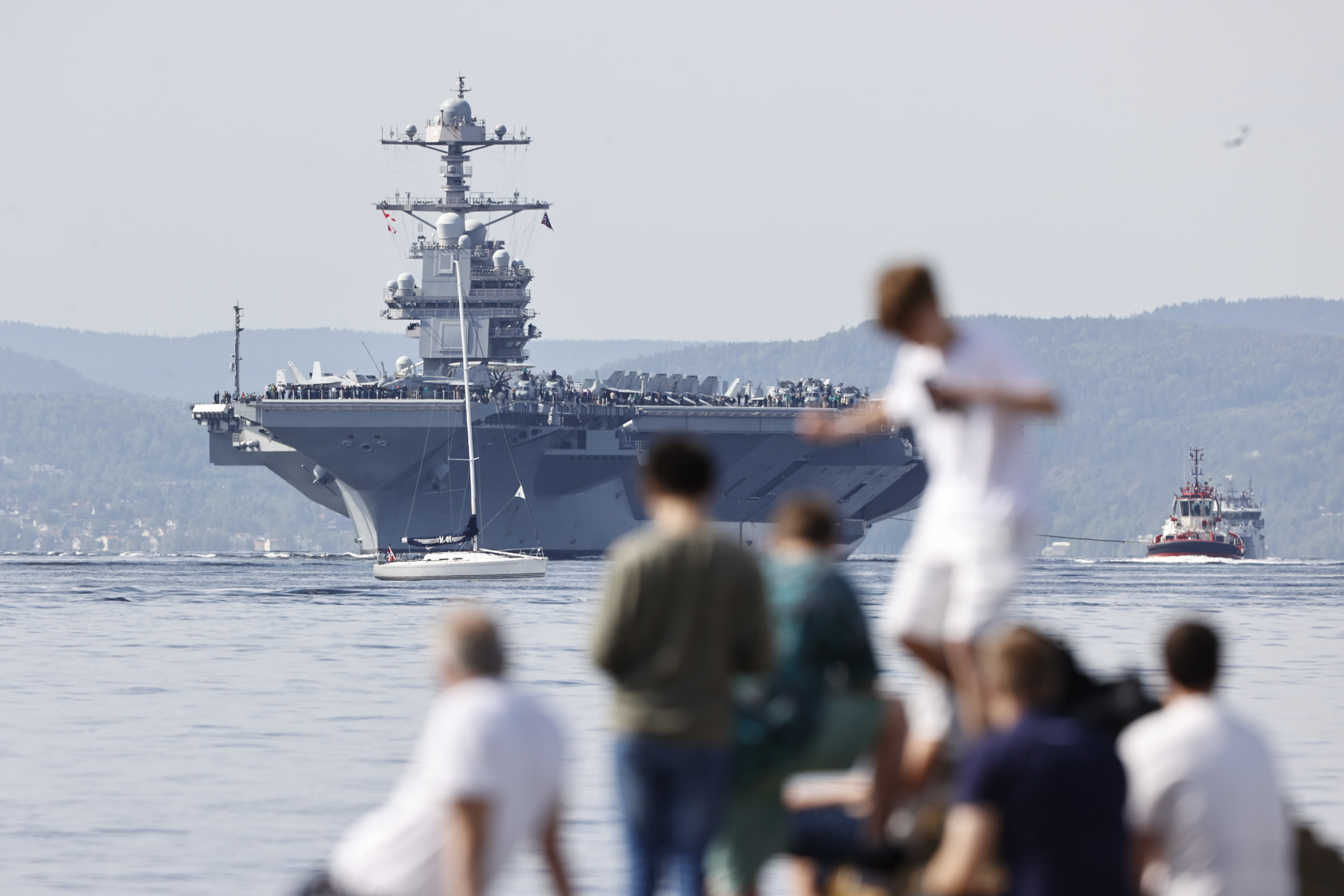 Mange nordmenn er nysgjerrige på det store skipet og soldatene som ankommer Oslo tirsdag formiddag. 