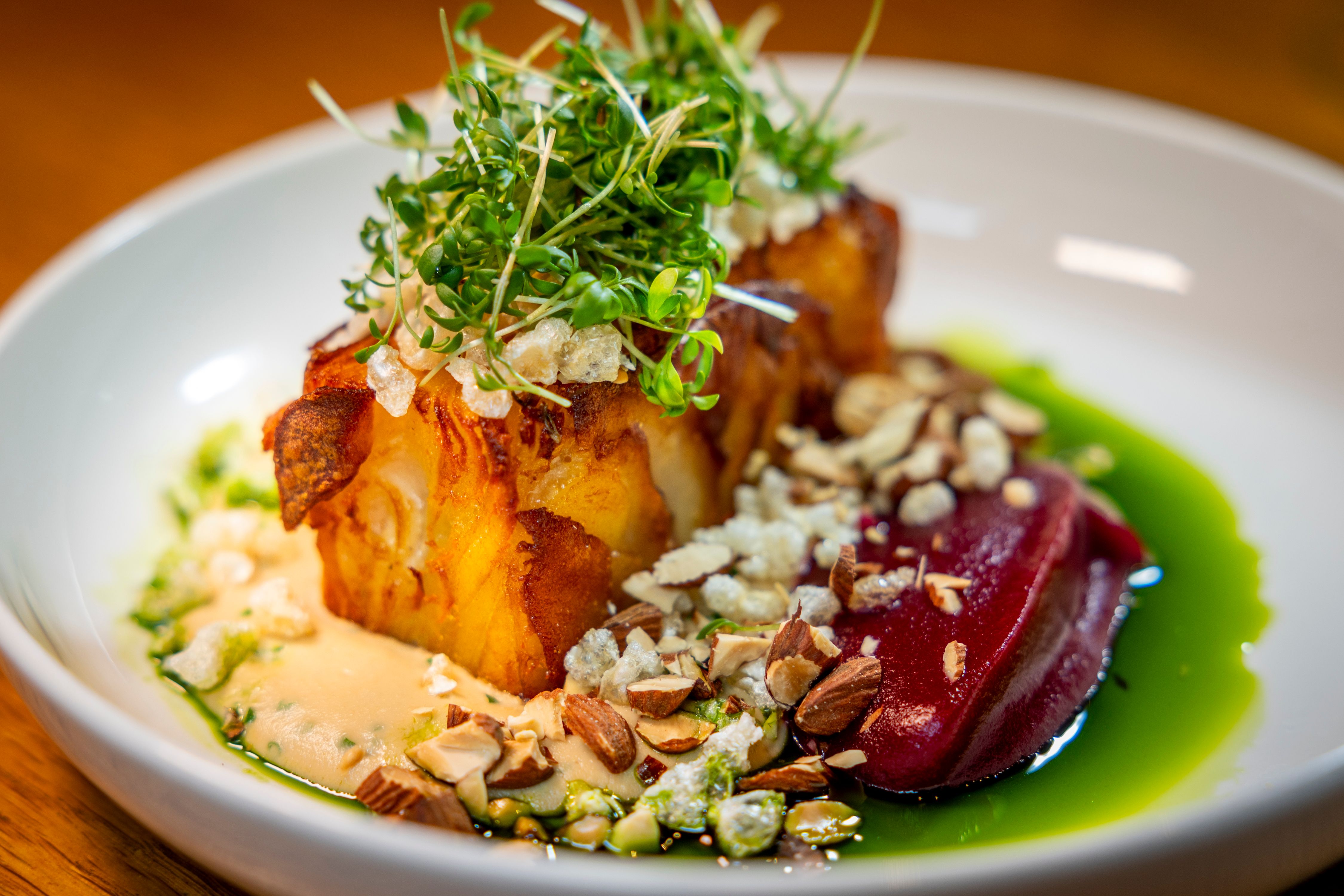 Nydelig grateng på potet og selleri med rødbetpuré. 