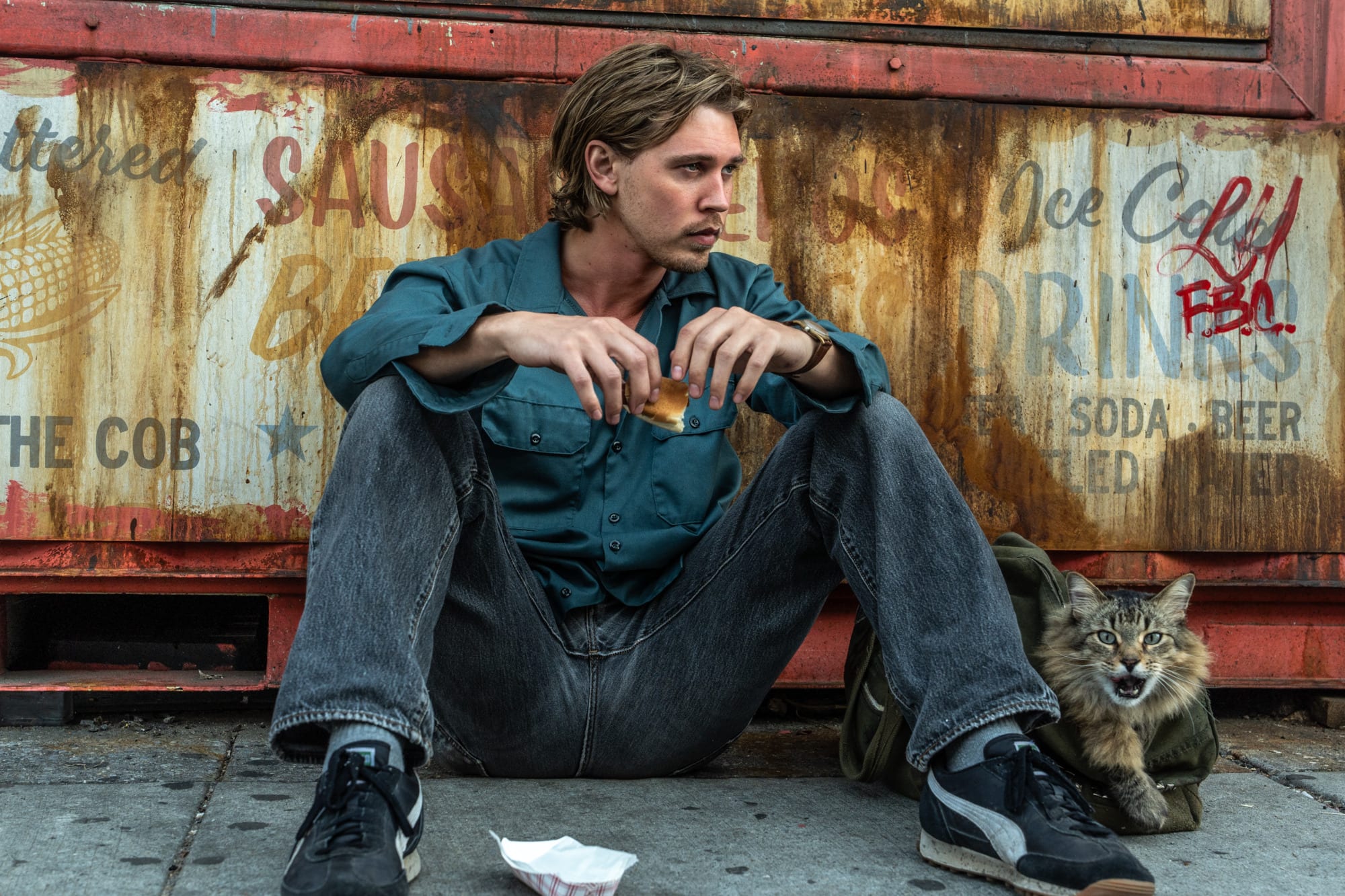 Hank (Austin Butler) og Bud (Tonic) i et rolig øyeblikk.