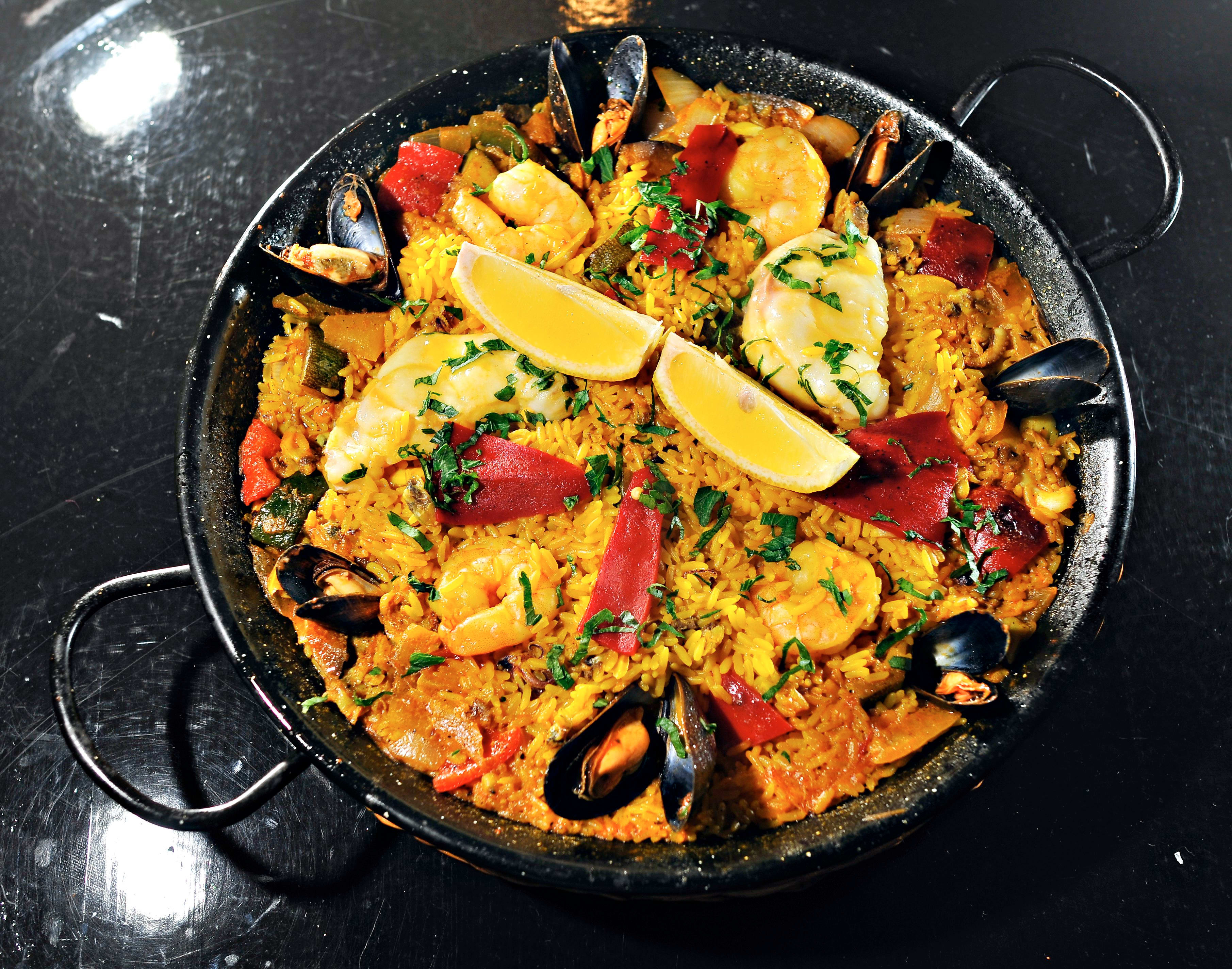 En god paella på uteservering hadde ikke smakt vondt, Oslo. 