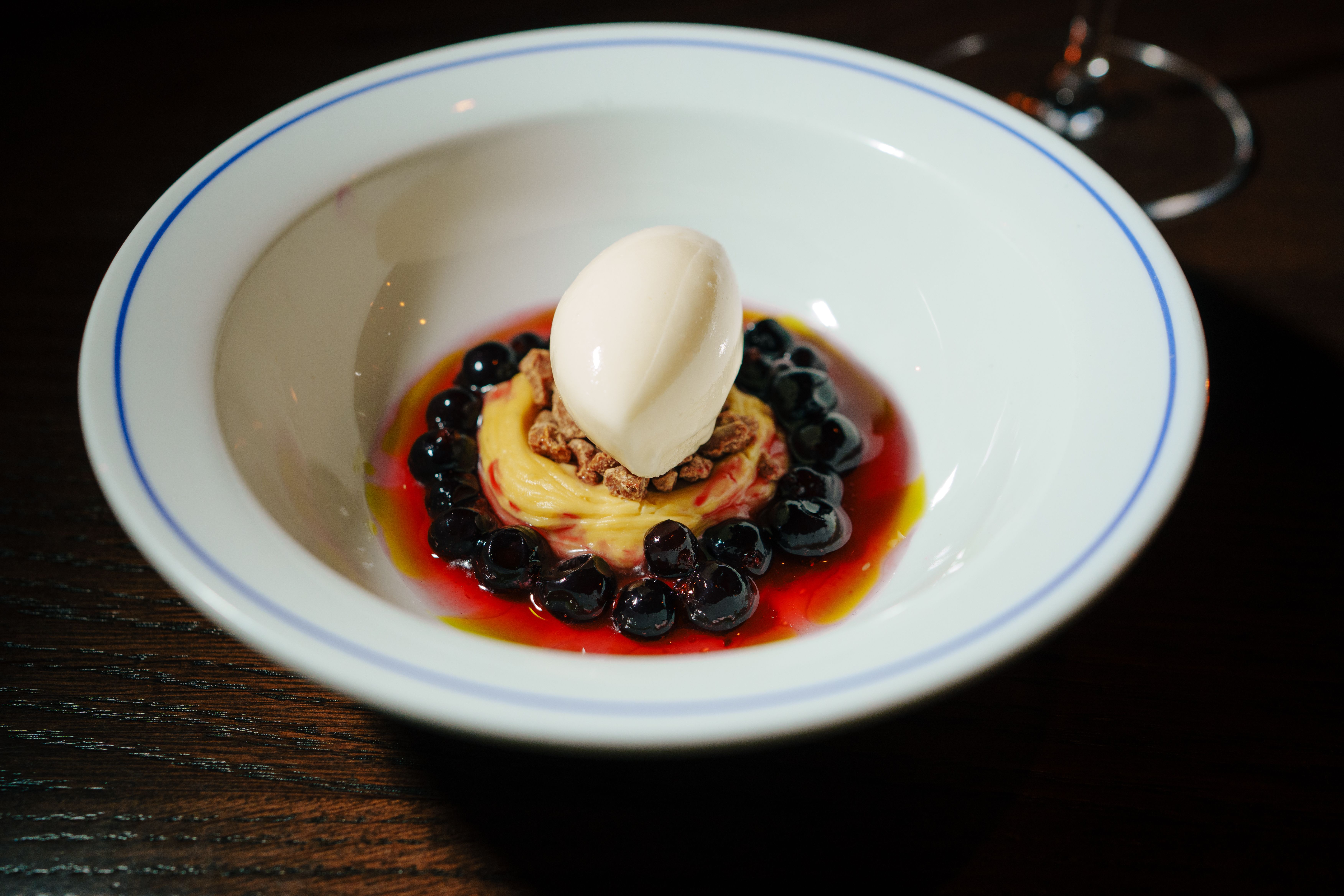 Nydelig dessert med solbær og melkeis.