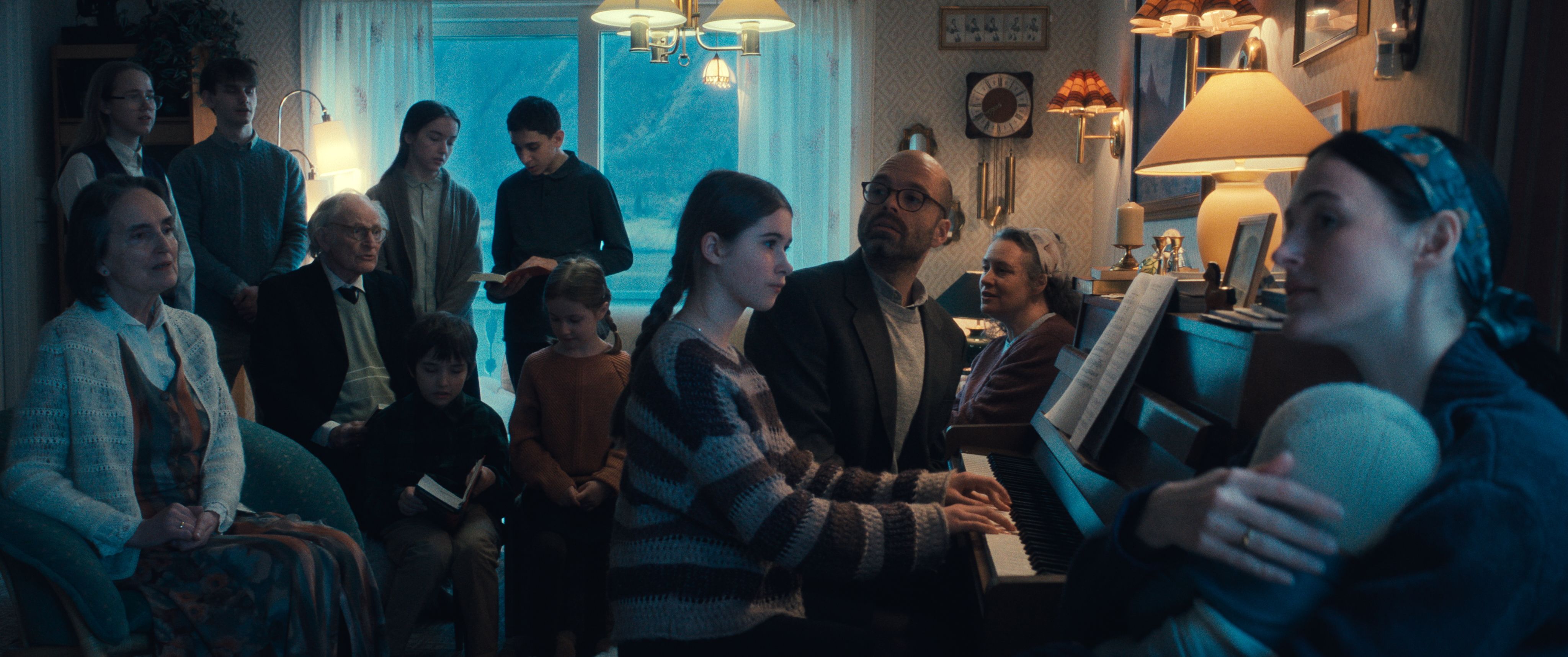 Elia Gheorghiu (ca. 13 år) spiller salmer når andre fra menigheten er på besøk hos familien.