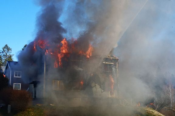 Bråtebrann førte til kraftig boligbrann i Østfold. Flere branner rundt om i landet.