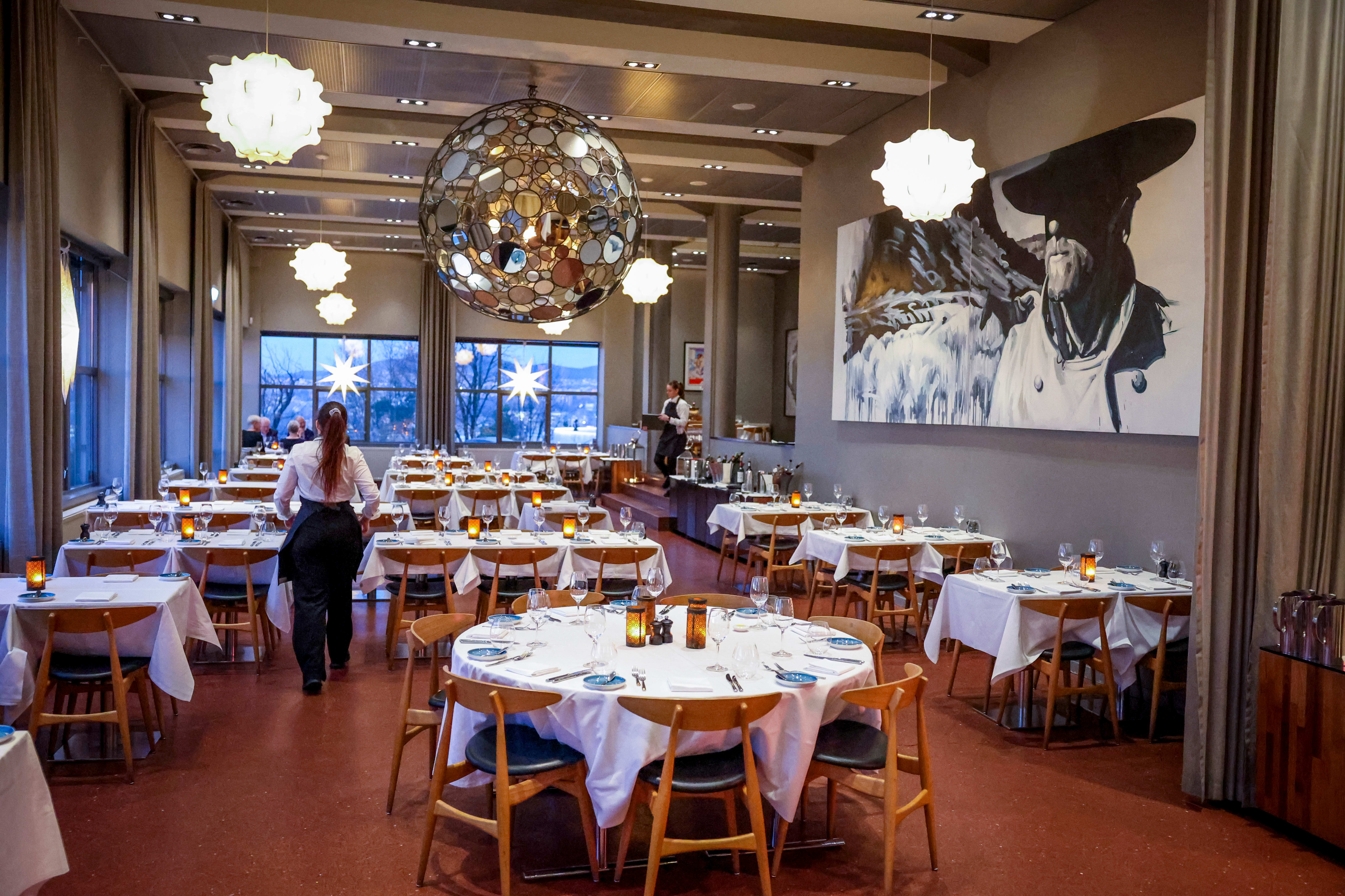 De store, luftige lokalene til Ekebergrestauranten er krevende å innrede hyggelig. De får det ikke helt til. 