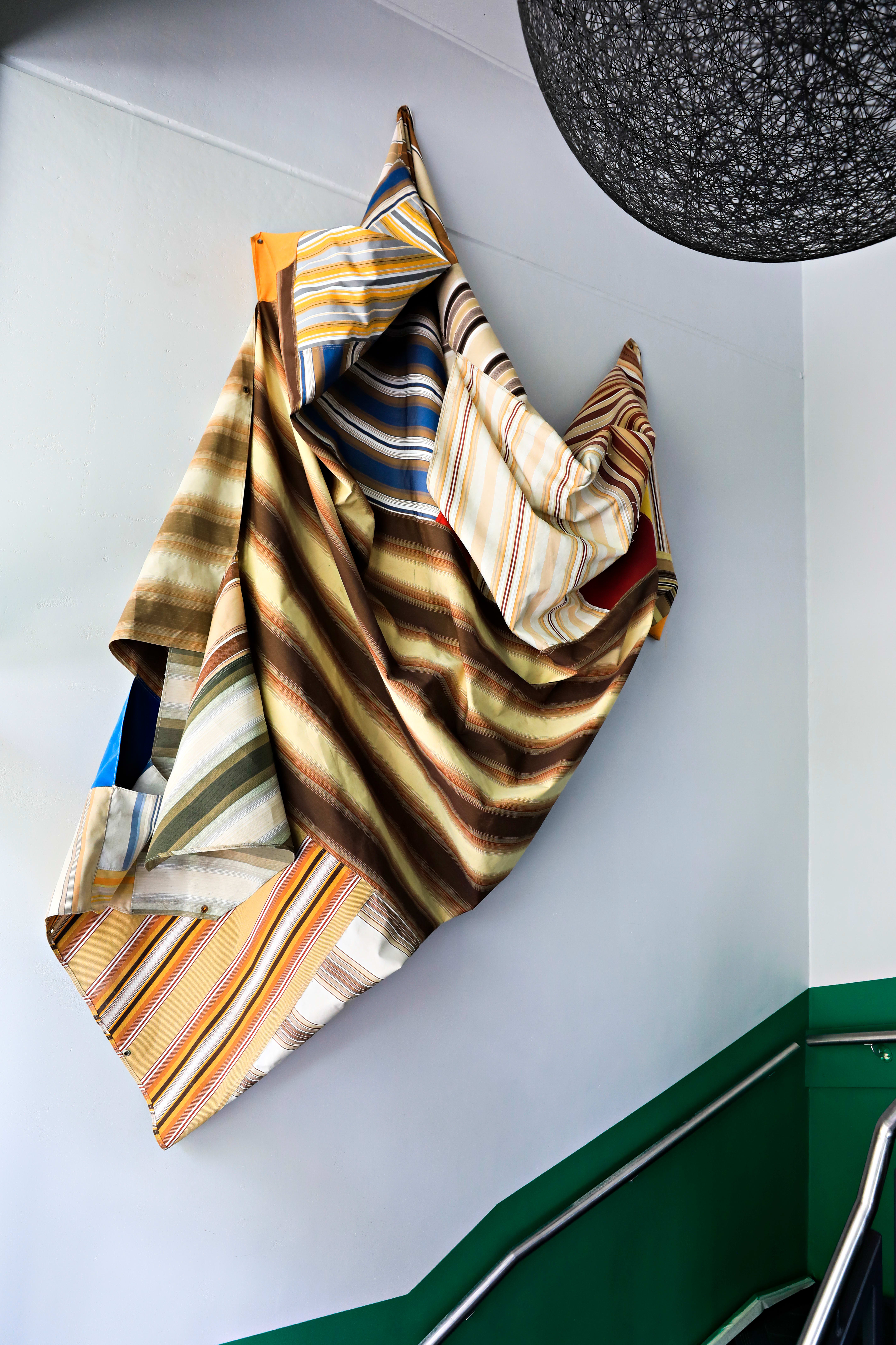 Det er den libanesiske interiørarkitekten og kunstner Jad El Khoury som har laget kunstverket som henger i trappen hos Baba bar. 