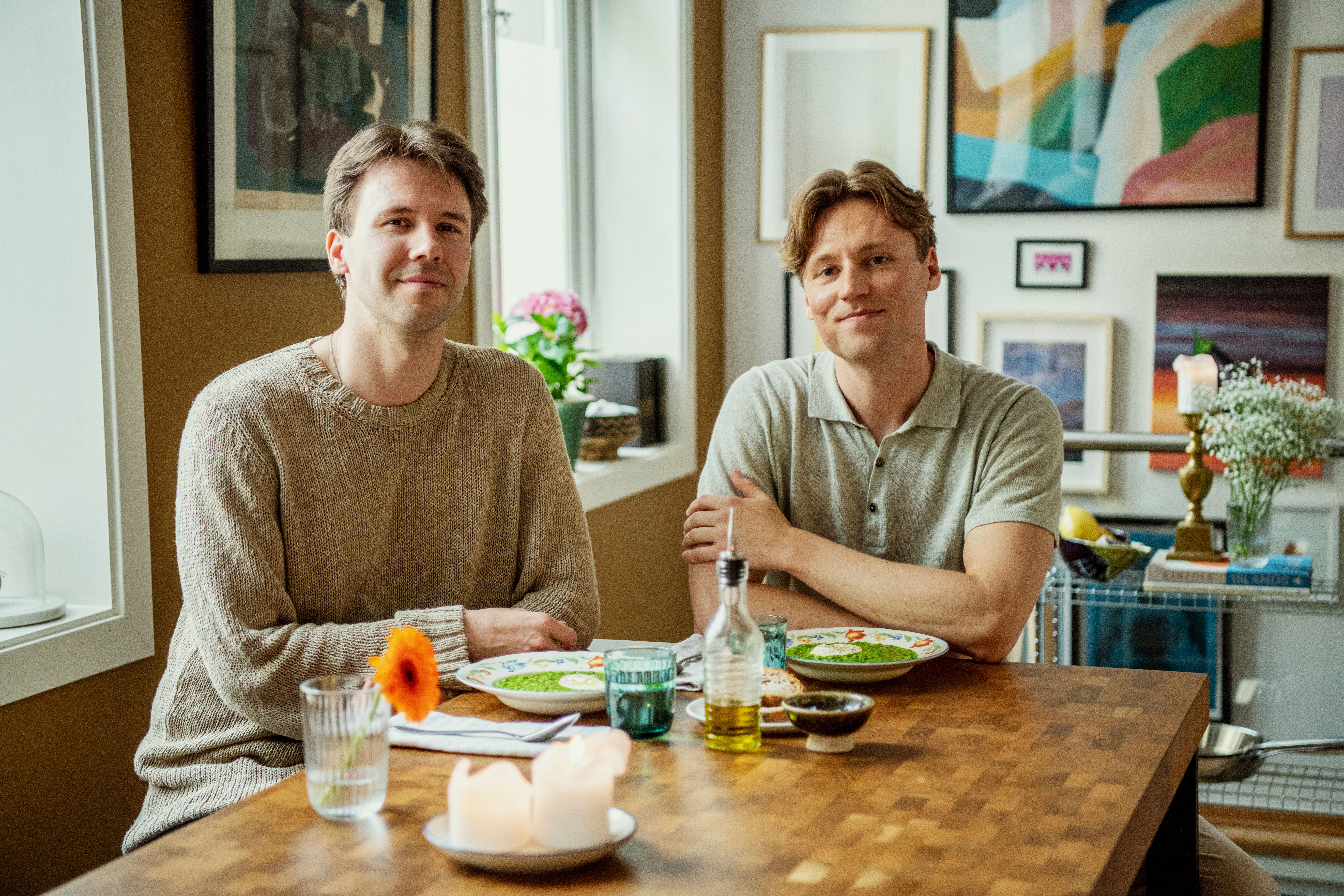 Magnus Liøkel (til høyre) utgjør @sultnegutter sammen med Ole Kristian Samuelsen. Her fra en situasjon der de hverken var provosert eller overrasket.
