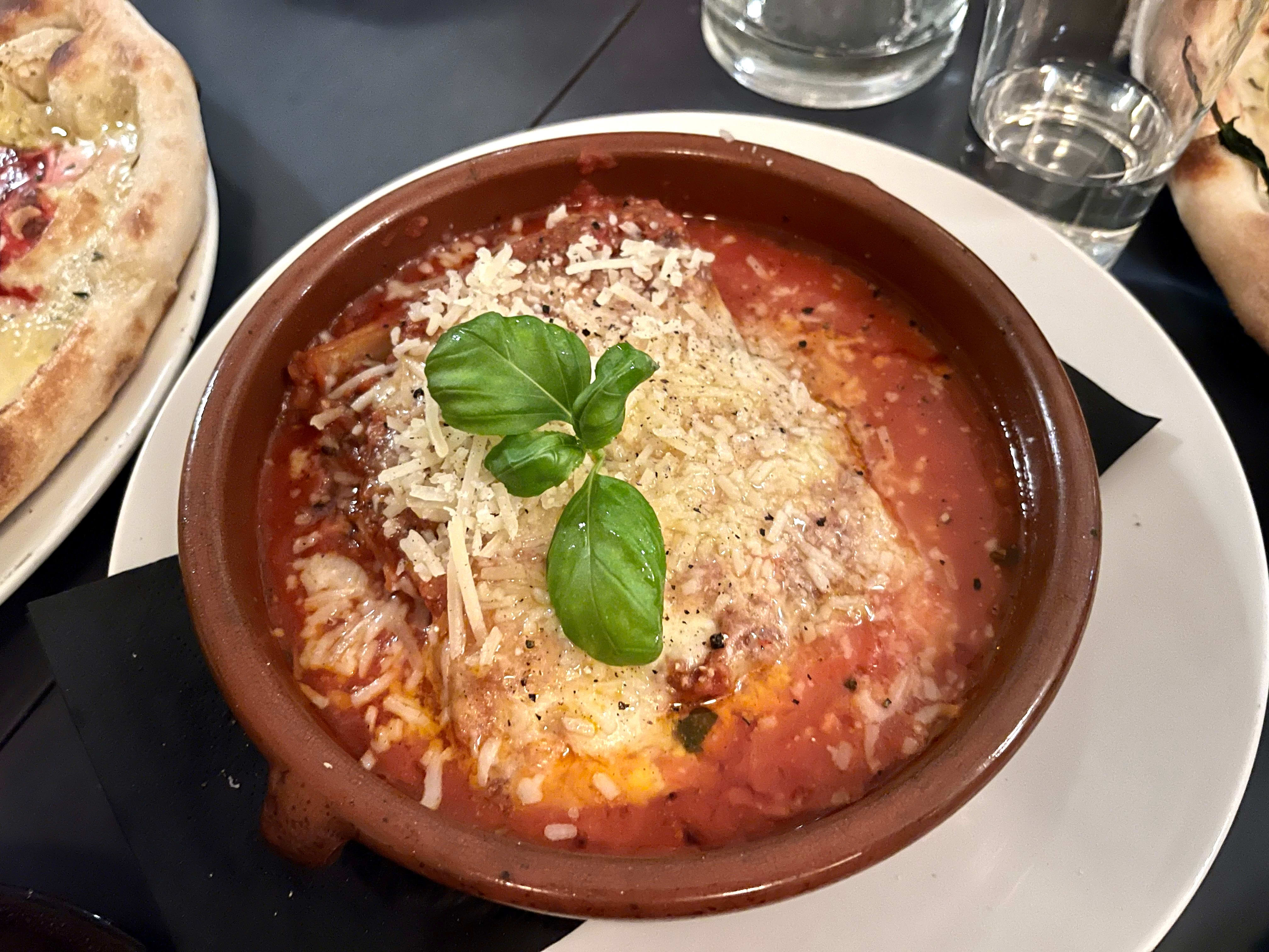 Lasagnen bader i tomatsaus. Flaks at sausen er god på smak.