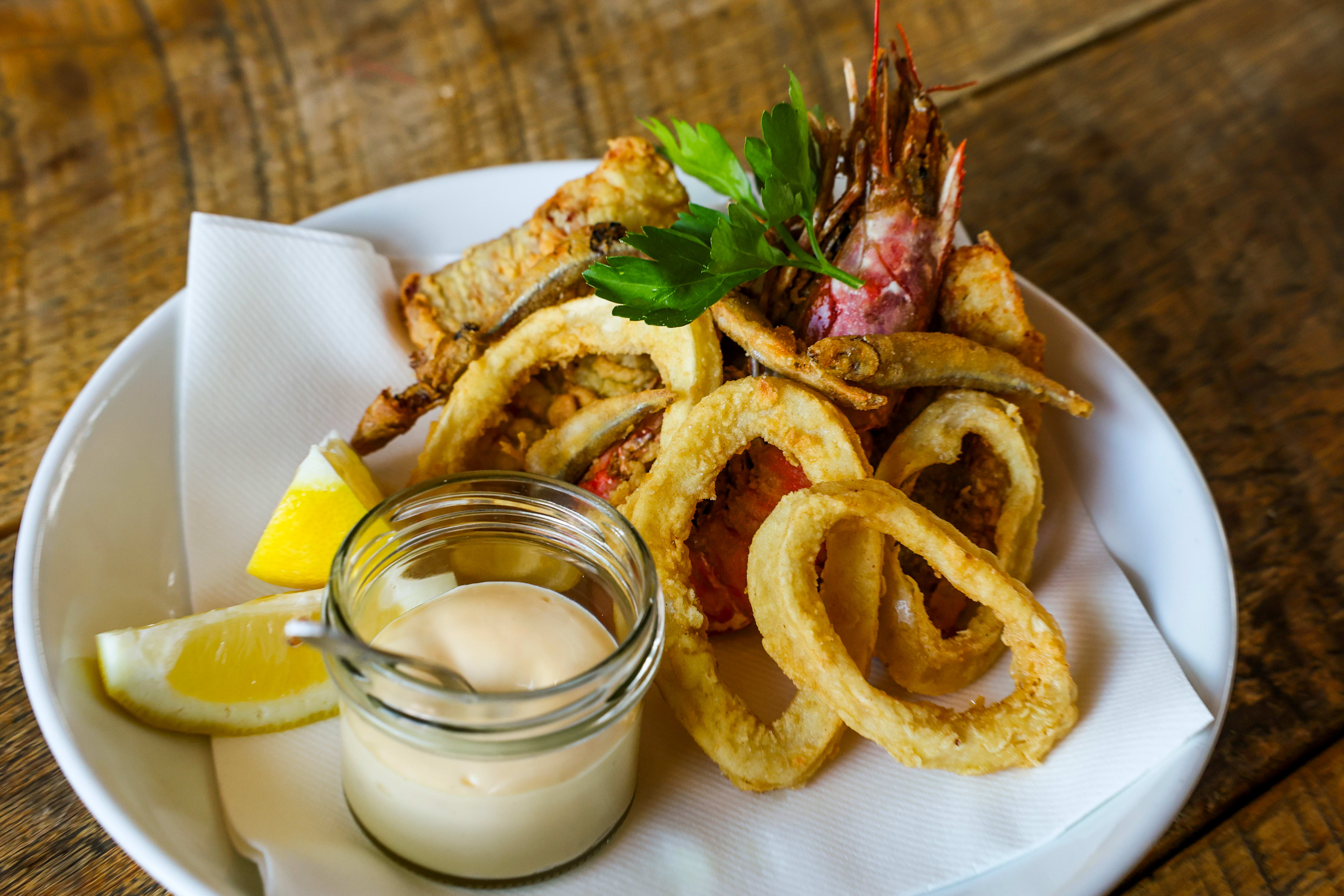 Fritert sjømat er en klassisk rett. Den vi fikk servert, smakte dessverre litt lite ferskt. 