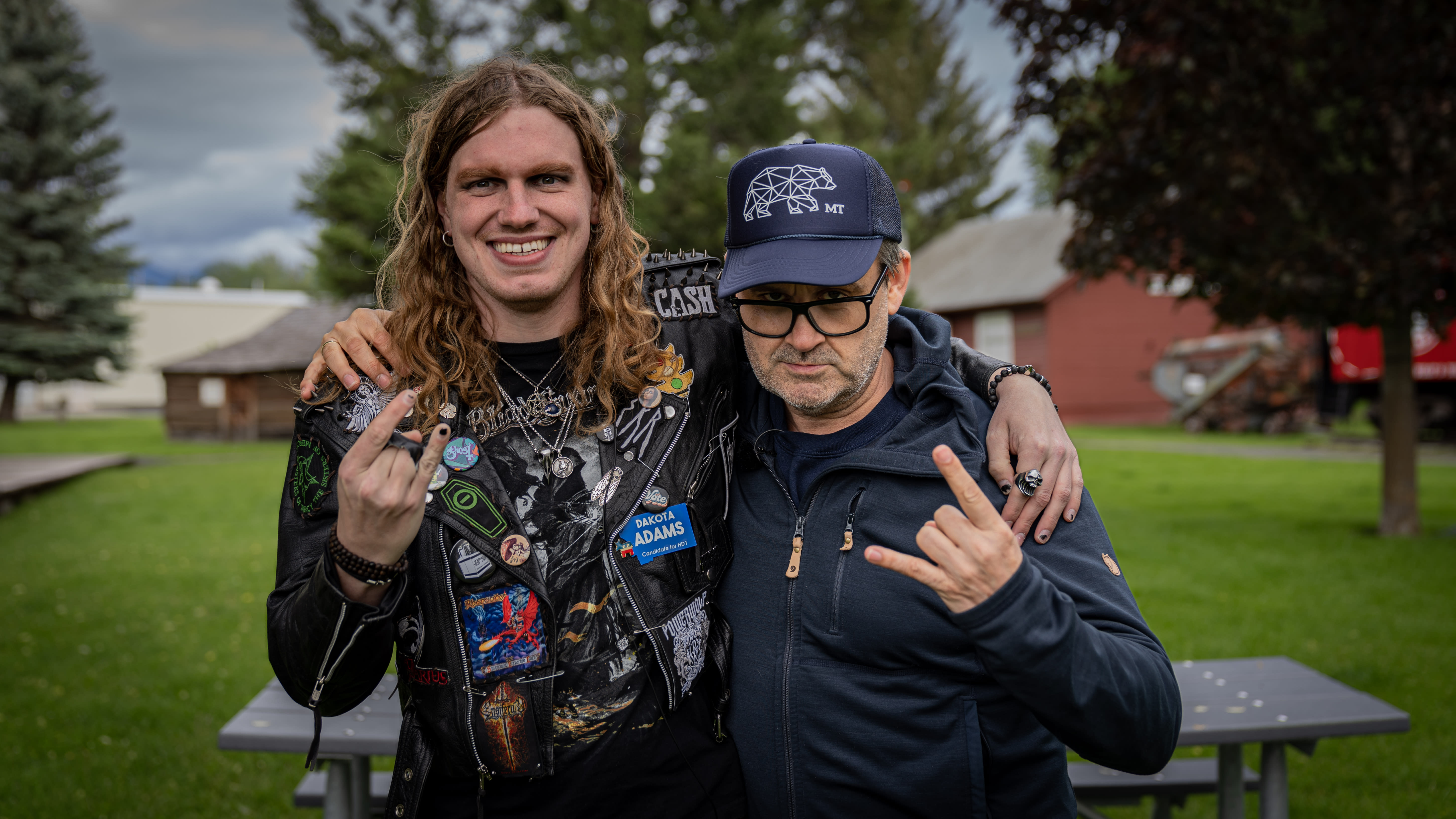 Thomas Seltzer sammen med sønnen til en av hovedmennene bak stormingen av kongressen 6. januar 2021.