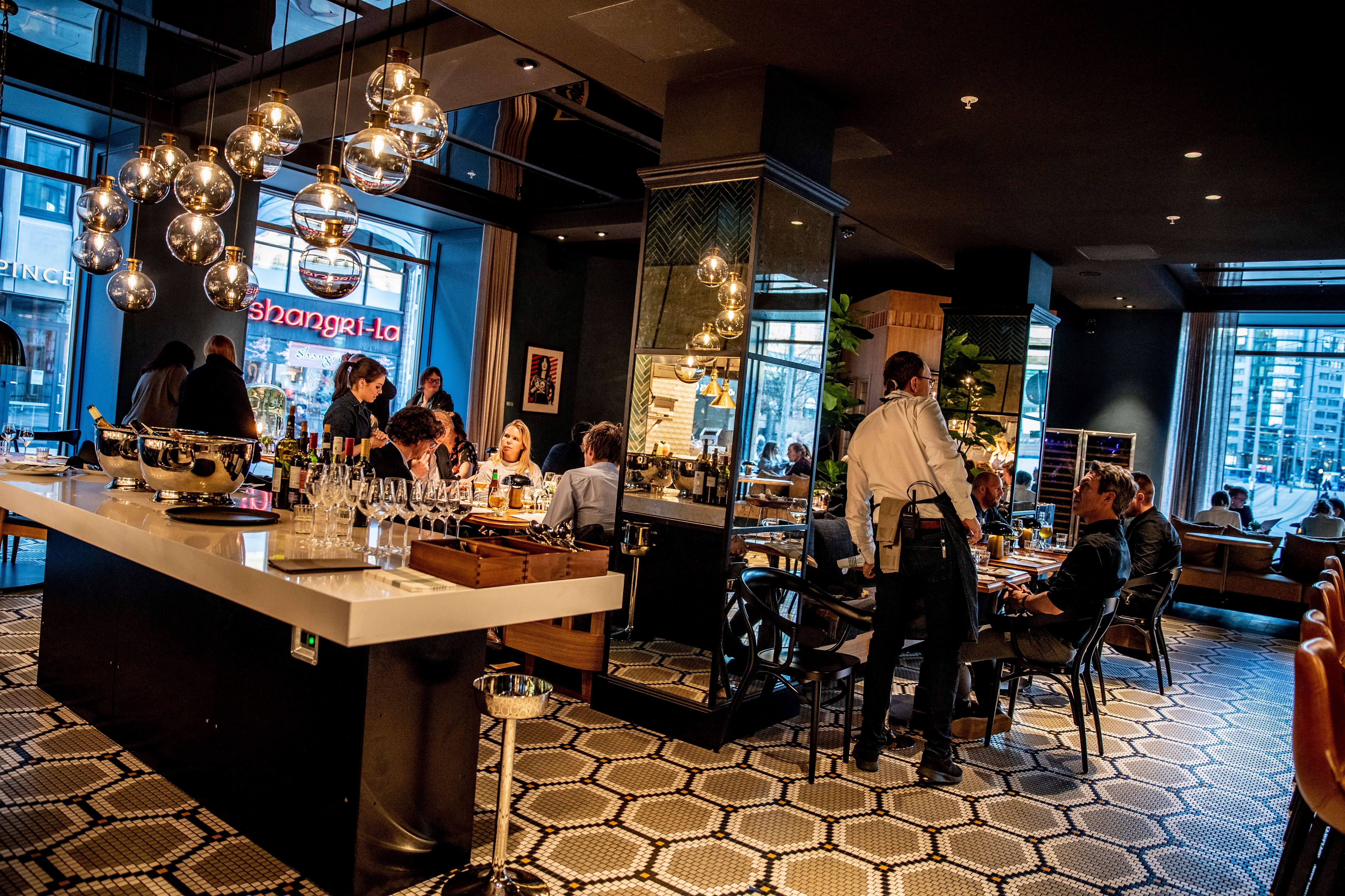 Det er hektisk når det er mange gjester på Atlas Brasserie.