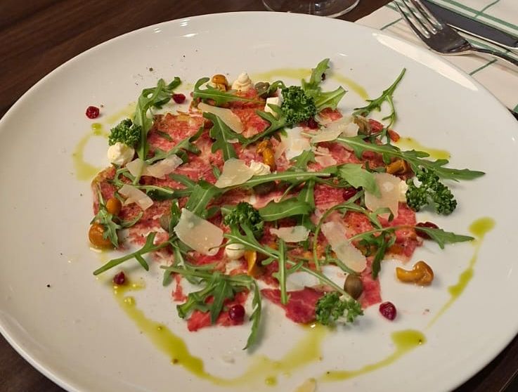 Carpaccio av Moskus med røkt rømme, lettsyltet sopp, kapers, tyttebær, parmesan og ruccola serveres på Quality Hotel Skifer på Oppdal. 
