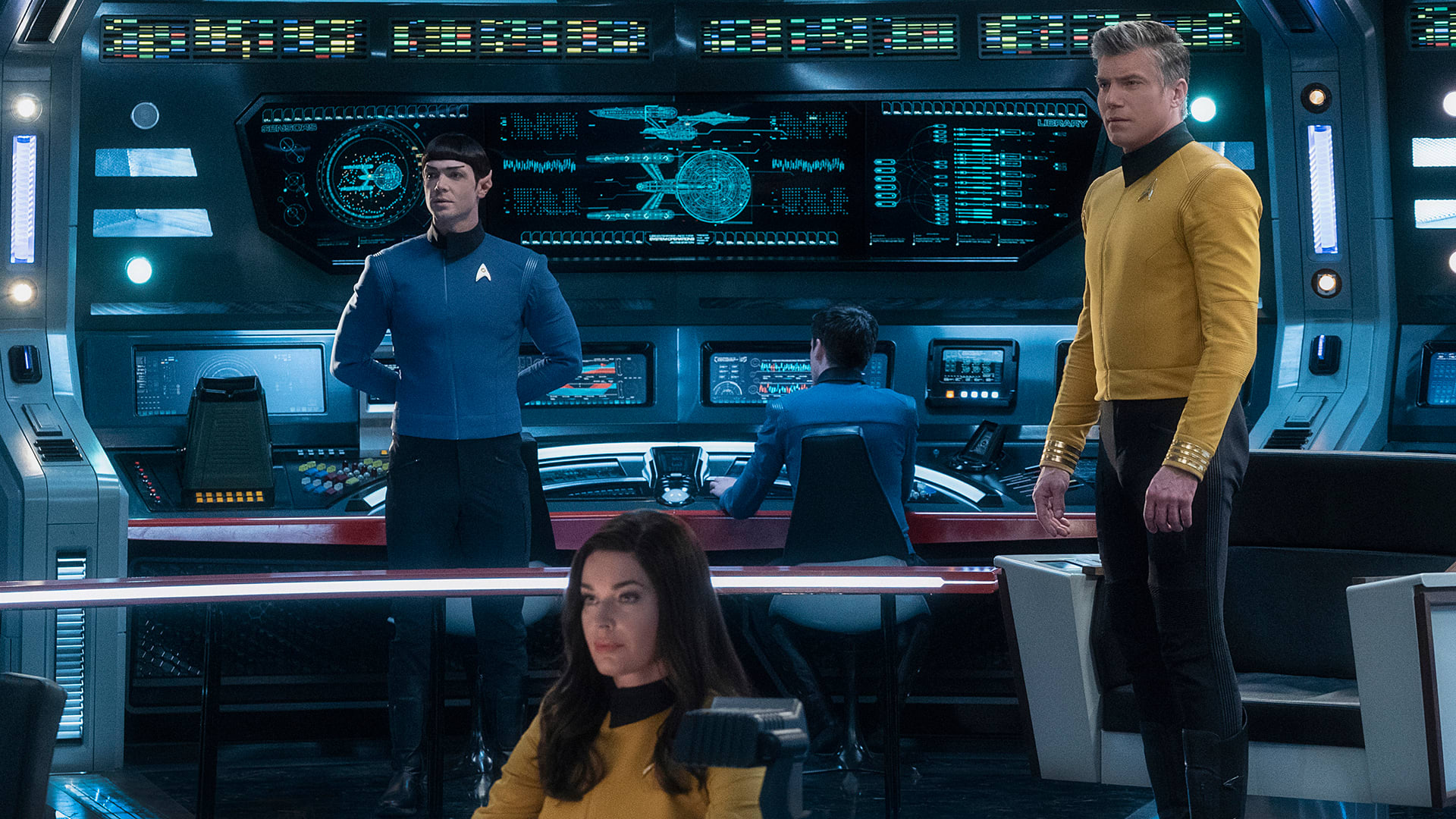 I kjent stil vokter Spock (Ethan Peck), Number One (Rebecca Romijn) og kaptein Pike (Anson Mount) broen om bord på Enterprise. 