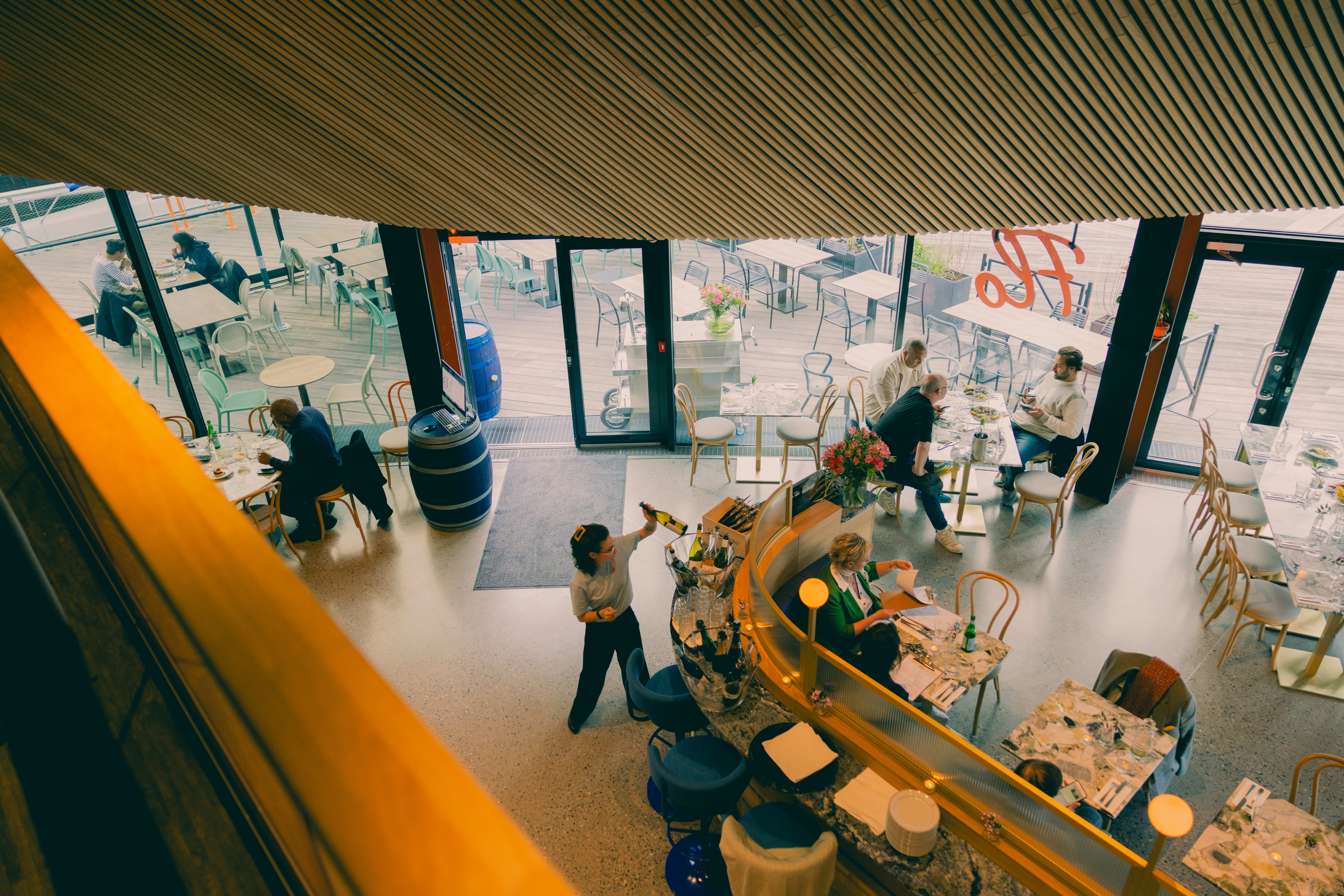 Lyst og åpent lokale med fin uteservering. 