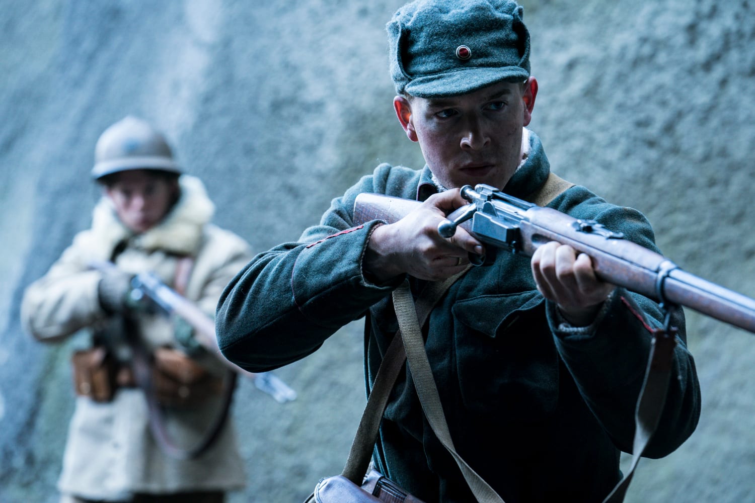 Hovedrolleinnehaver Carl Martin Eggesbø er kjent fra seriene «Skam» og «Pørni». Han vant også militær-realityserien «Kompani Lauritzen» på TV2 i fjor.