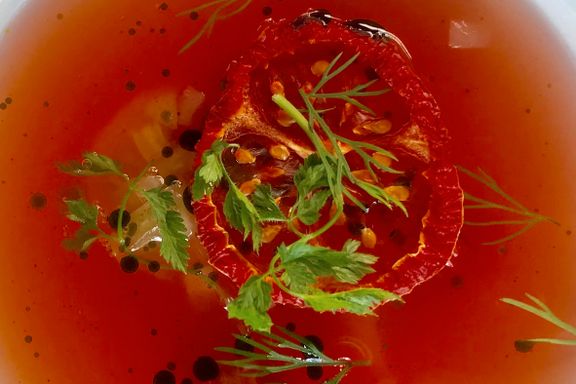 En nydelig tomatbuljong med tørkede og syltede tomater