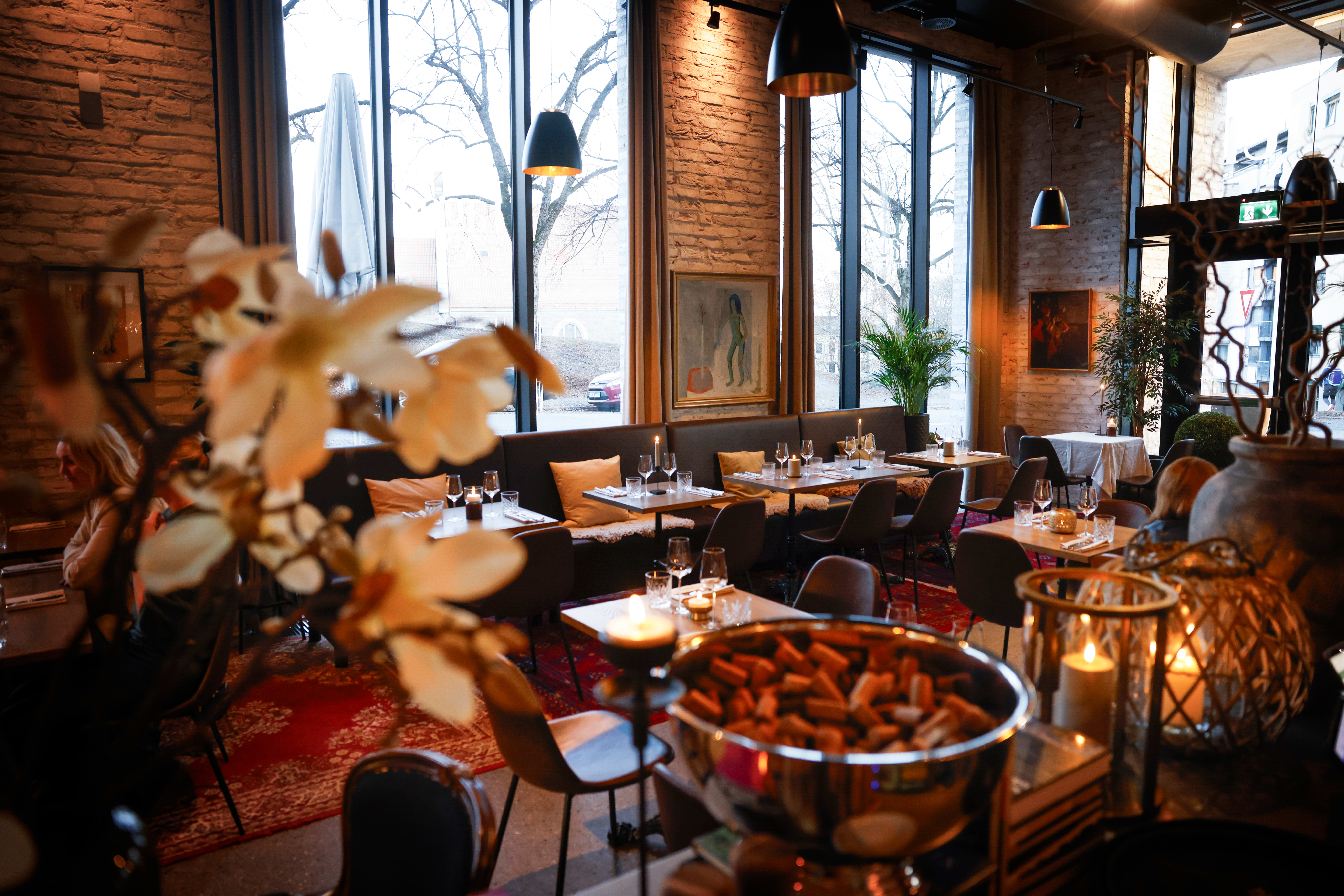 Arkitekturen er av høy kvalitet. Her får man både takhøyde og varme fra materialene. 