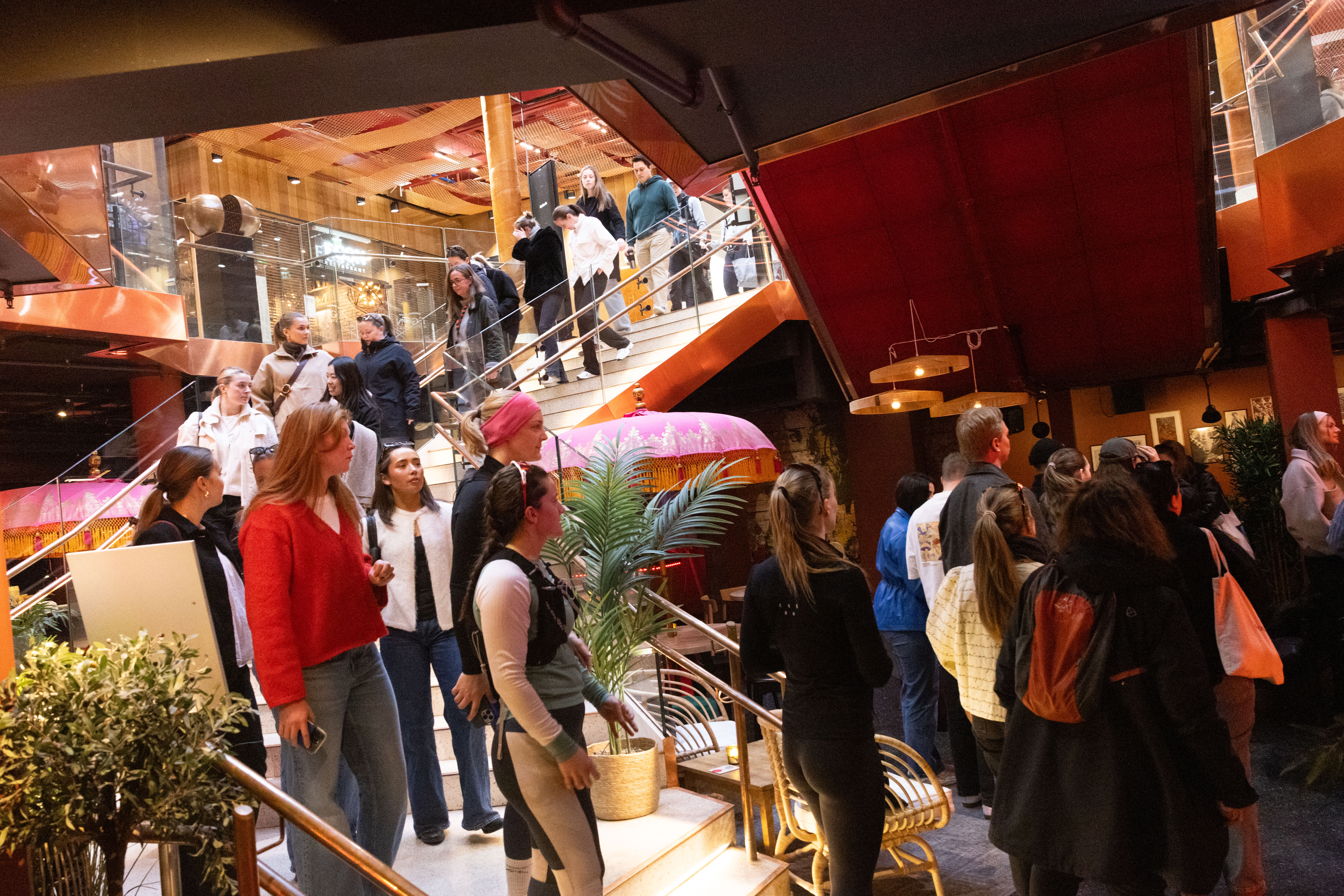 Ikke et uvanlig syn: Folk står i kø for å smake på boller. Her fra Mathea Bjørndalens pop-up på Paleet en torsdag klokken 12. 