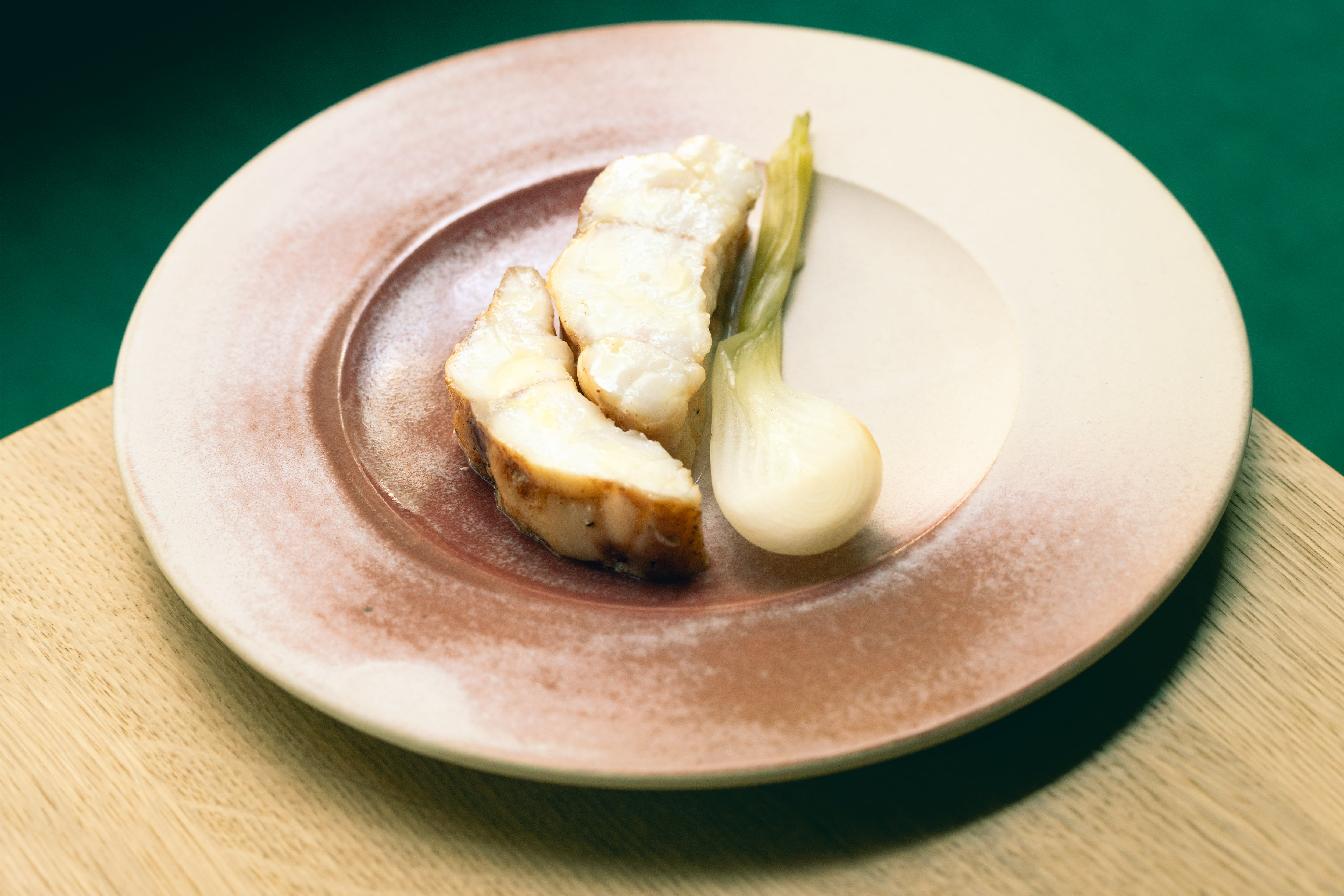 Breiflabb grillet sakte, servert med smørsaus på røkt ål og sommerløk.